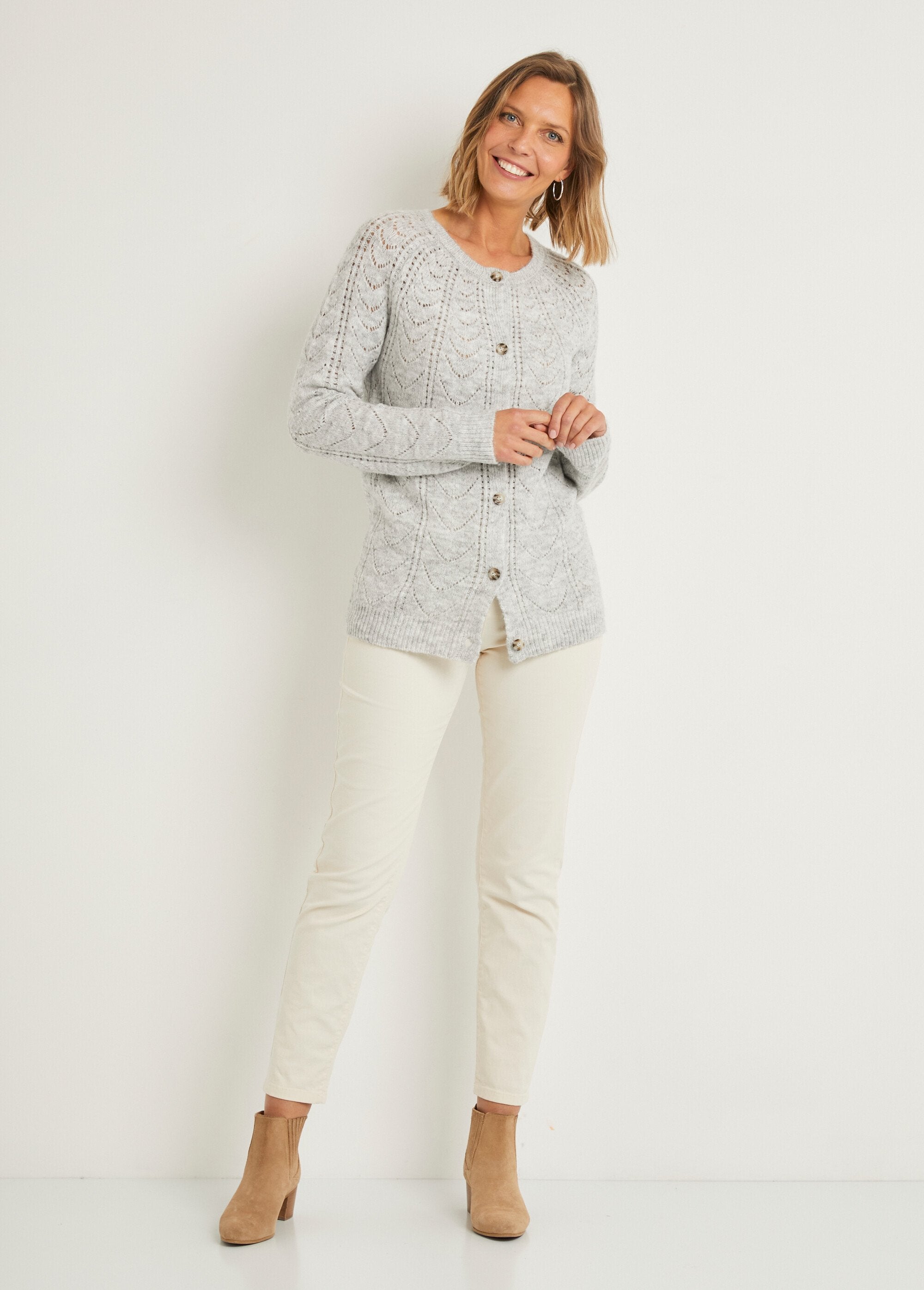 Cardigan_met_knopen_en_zoomdetails_en_ronde_hals_Gris_chine_SF1_slim