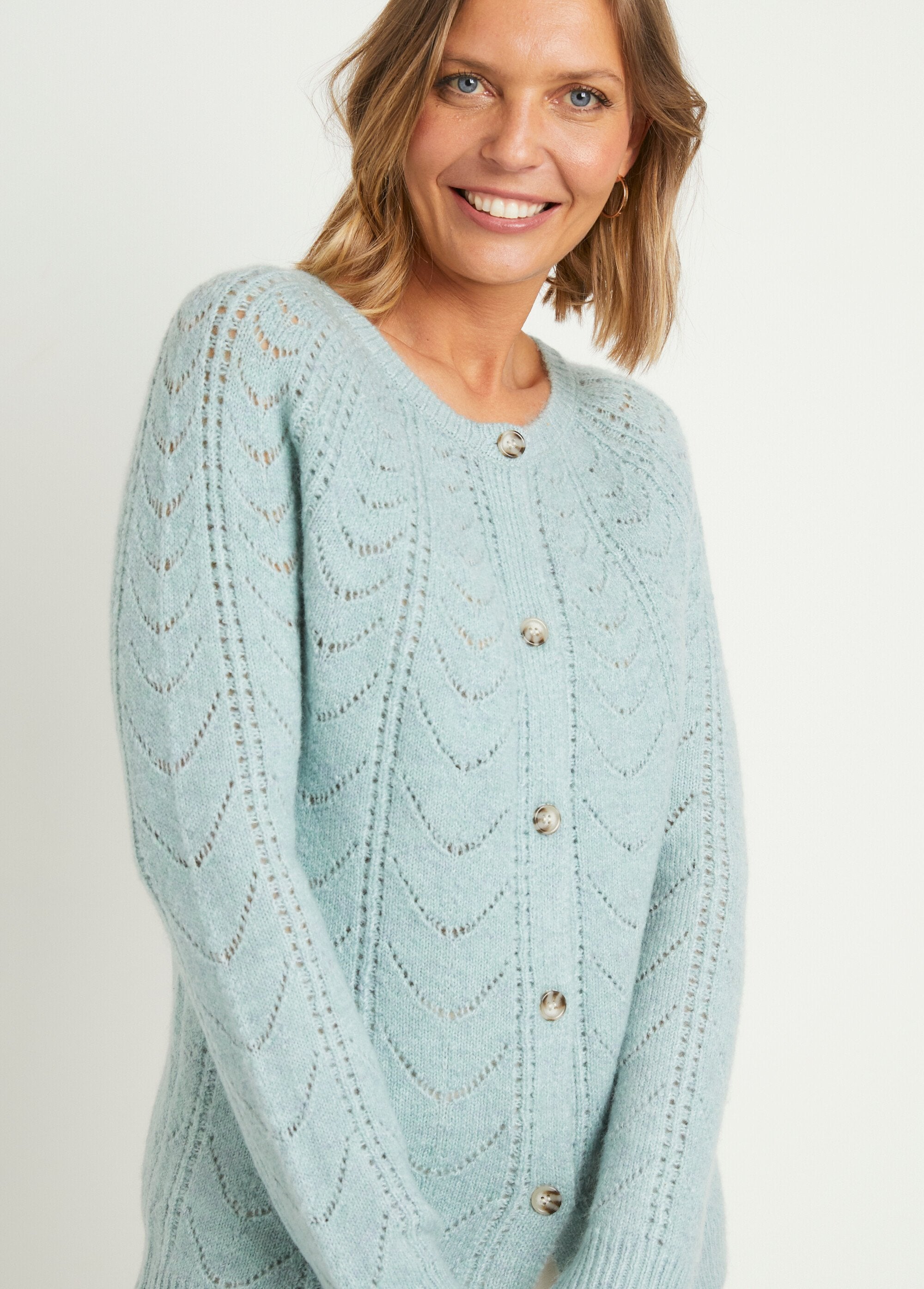 Cardigan_met_knopen_en_zoomdetails_en_ronde_hals_Aqua_DE1_slim