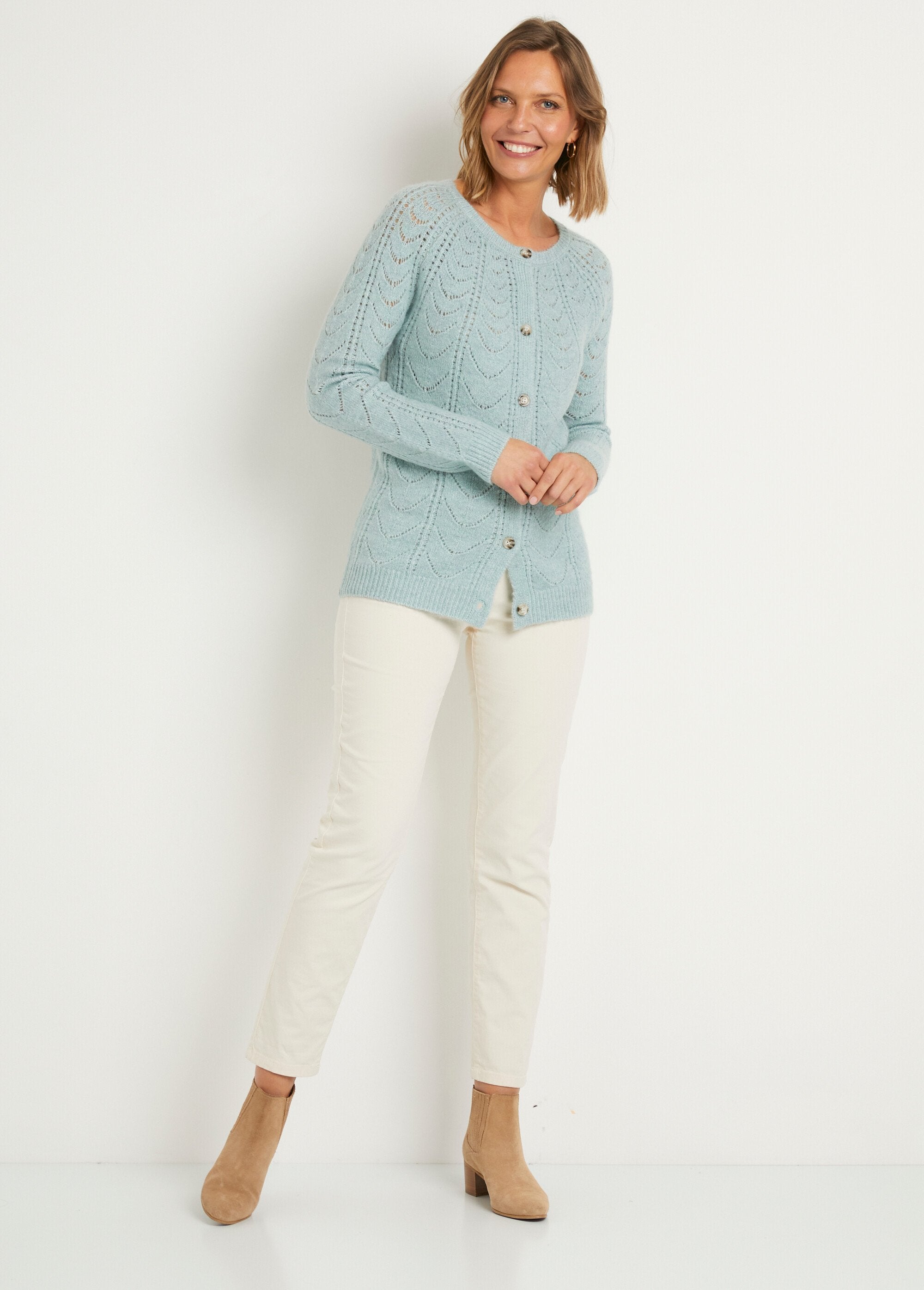 Cardigan_met_knopen_en_zoomdetails_en_ronde_hals_Aqua_SF1_slim