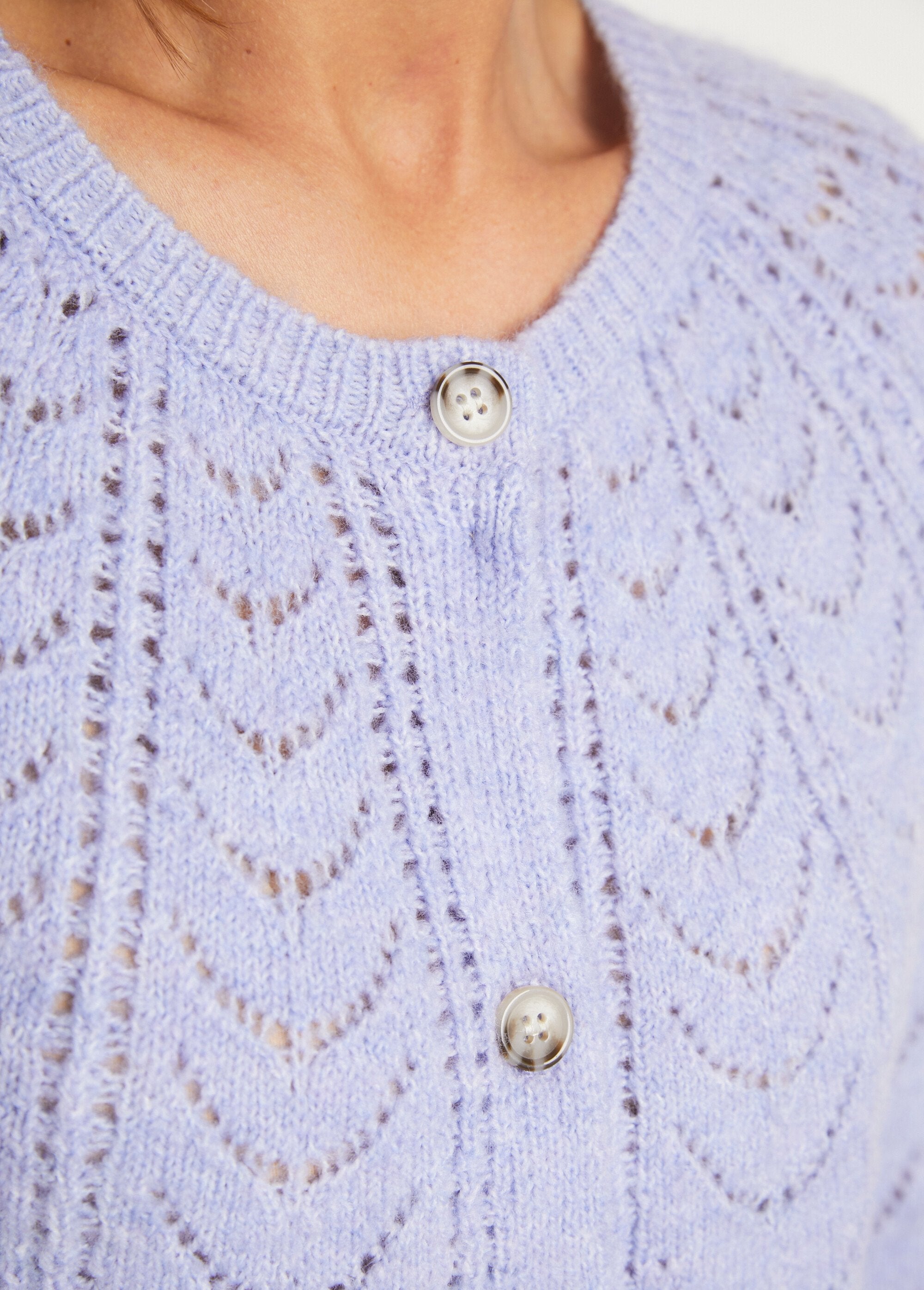 Cardigan_met_knopen_en_zoomdetails_en_ronde_hals_Parme_DE2_slim