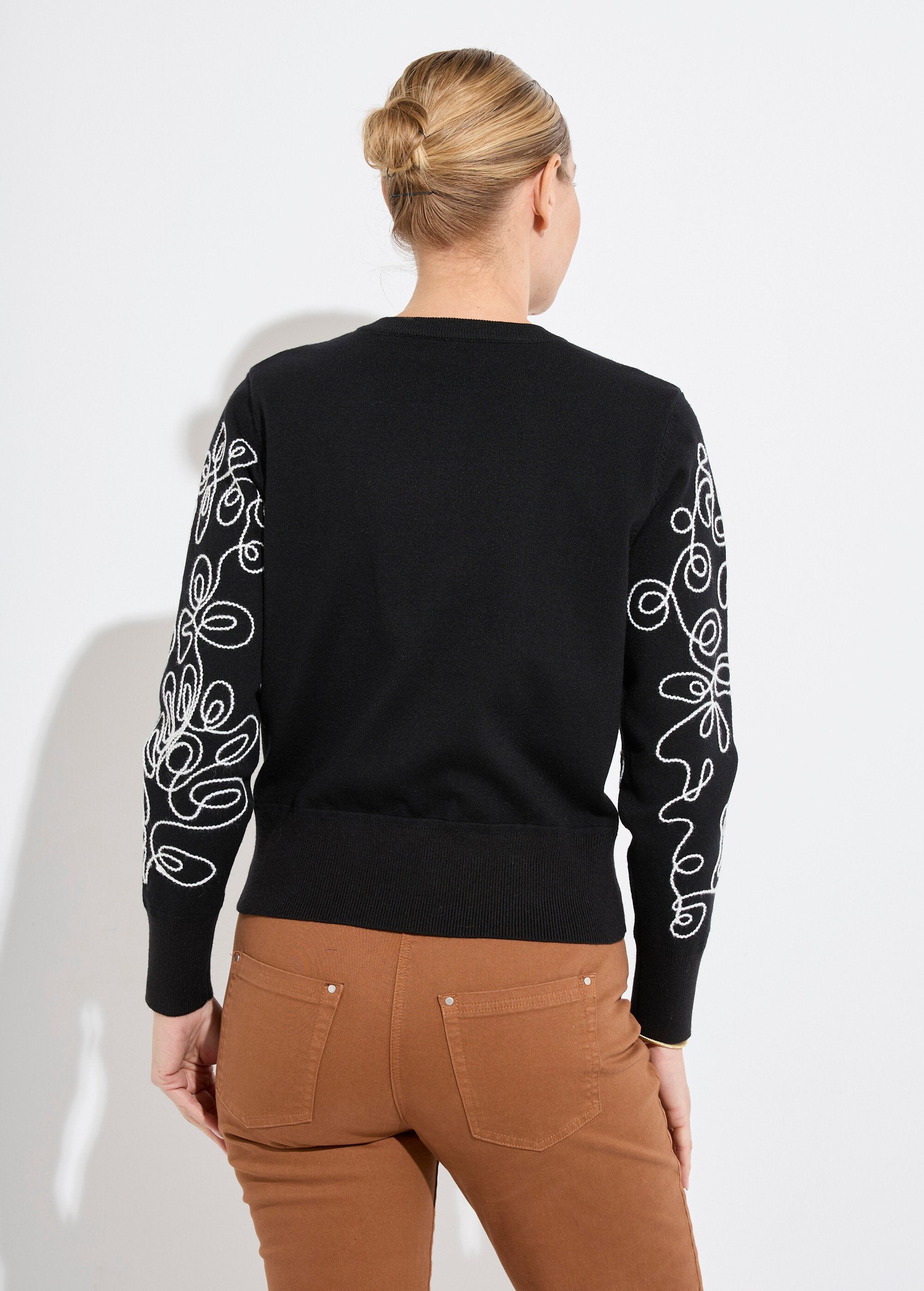 Geborduurd_vest_met_knopen_Noir_et_ecru_DO1_slim