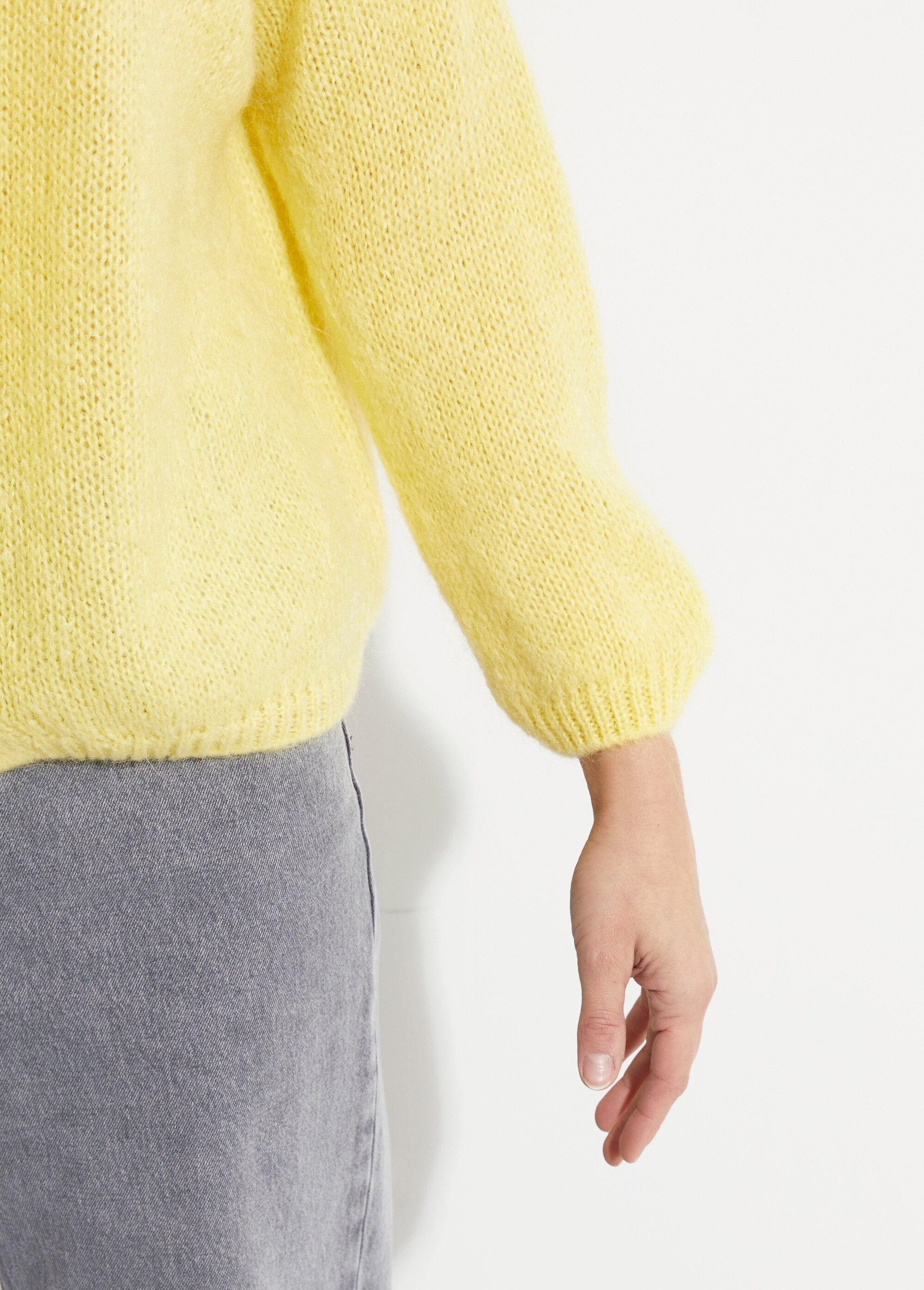 Warm_vest_van_mohair_met_V-hals_Jaune_DE2_slim