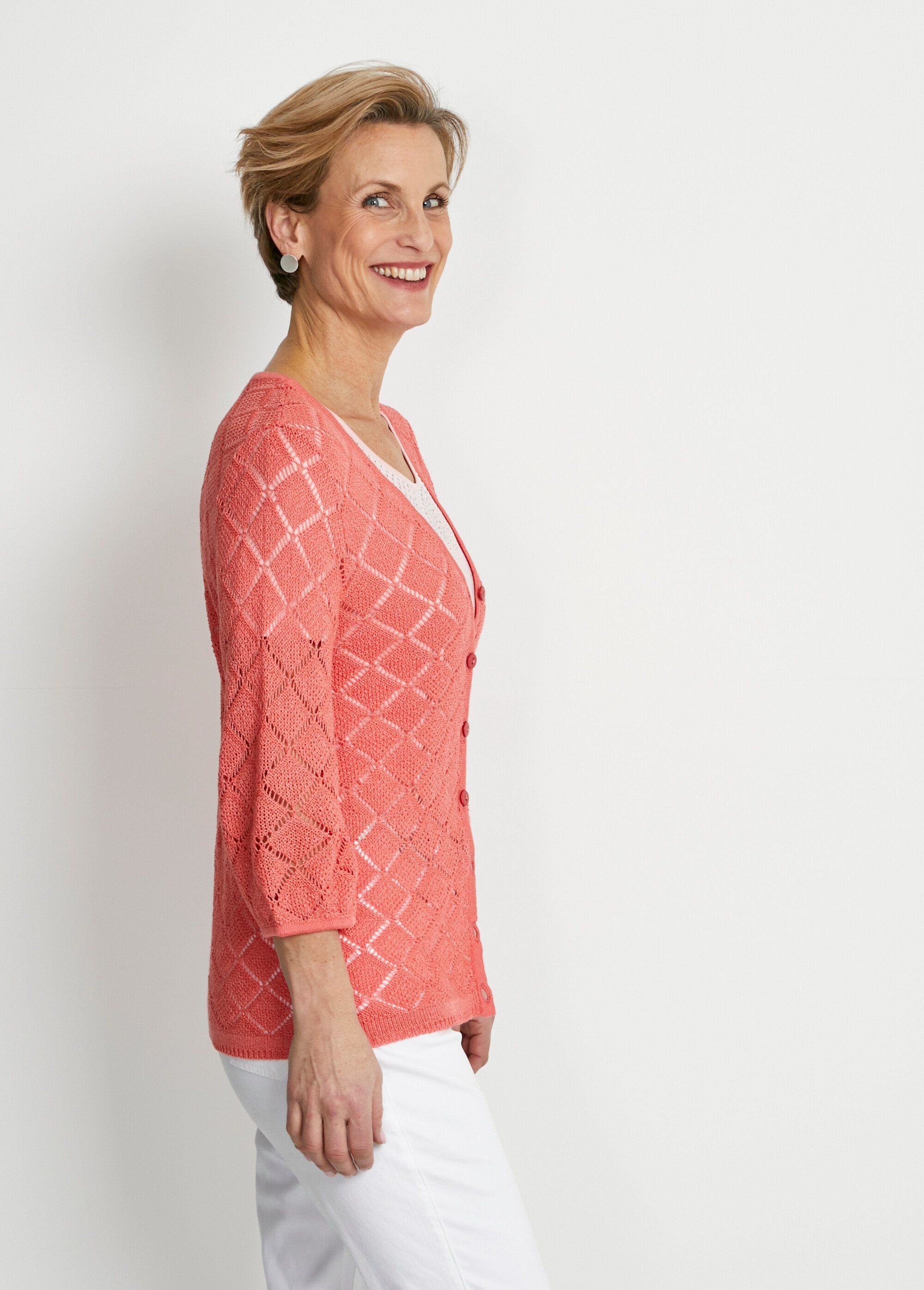 Kort,_opengewerkt_V-hals_vest_met_knopen_Corail_DR1_slim