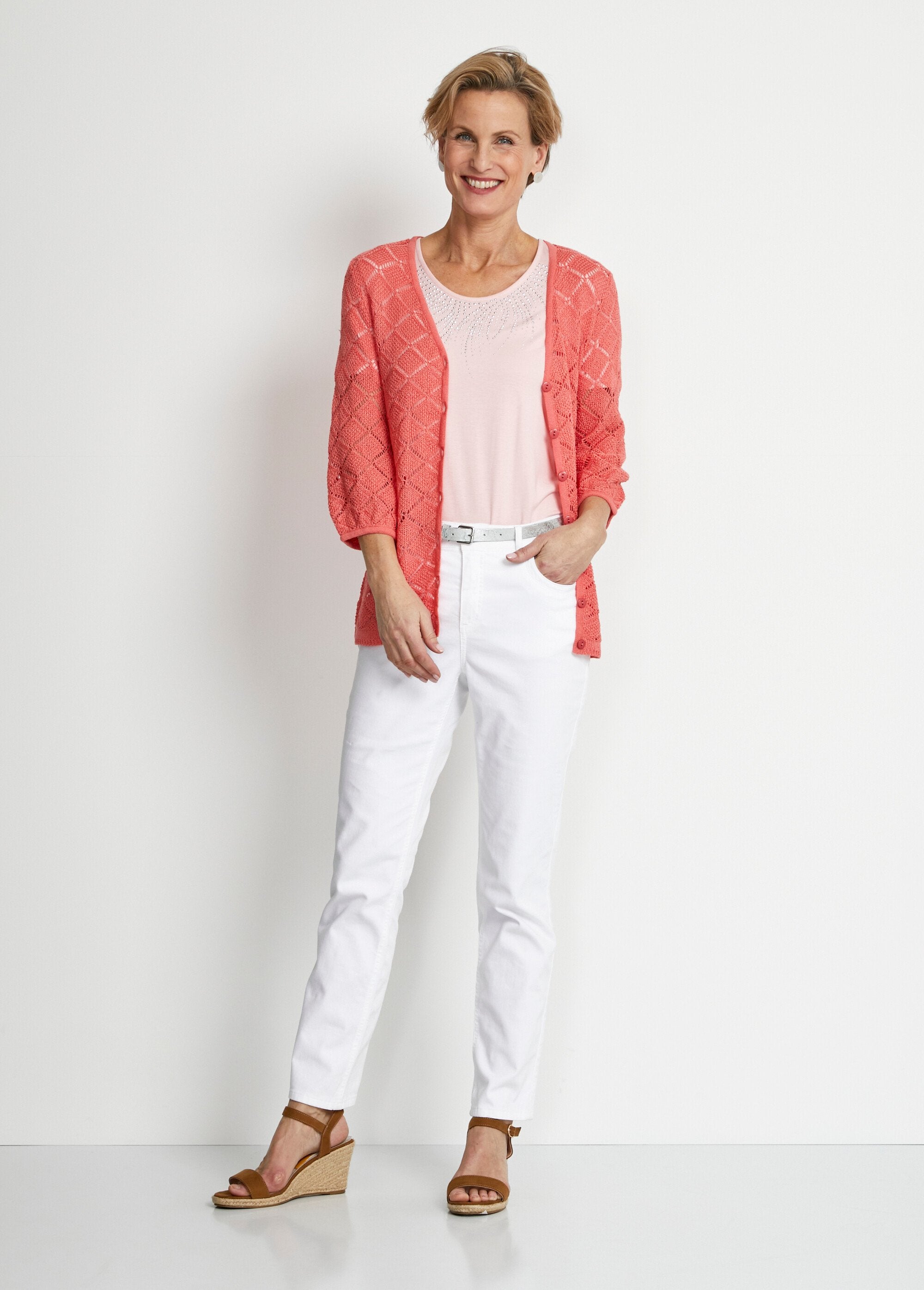 Kort,_opengewerkt_V-hals_vest_met_knopen_Corail_SF1_slim