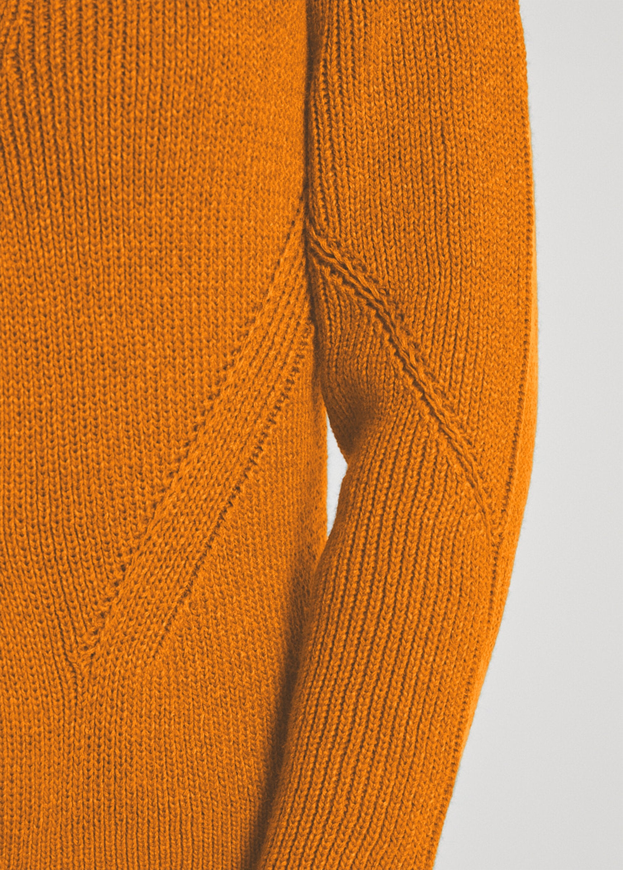 Cardigan_met_V-hals_en_knopen_in_parelbreisel_Ocre_DE1_slim