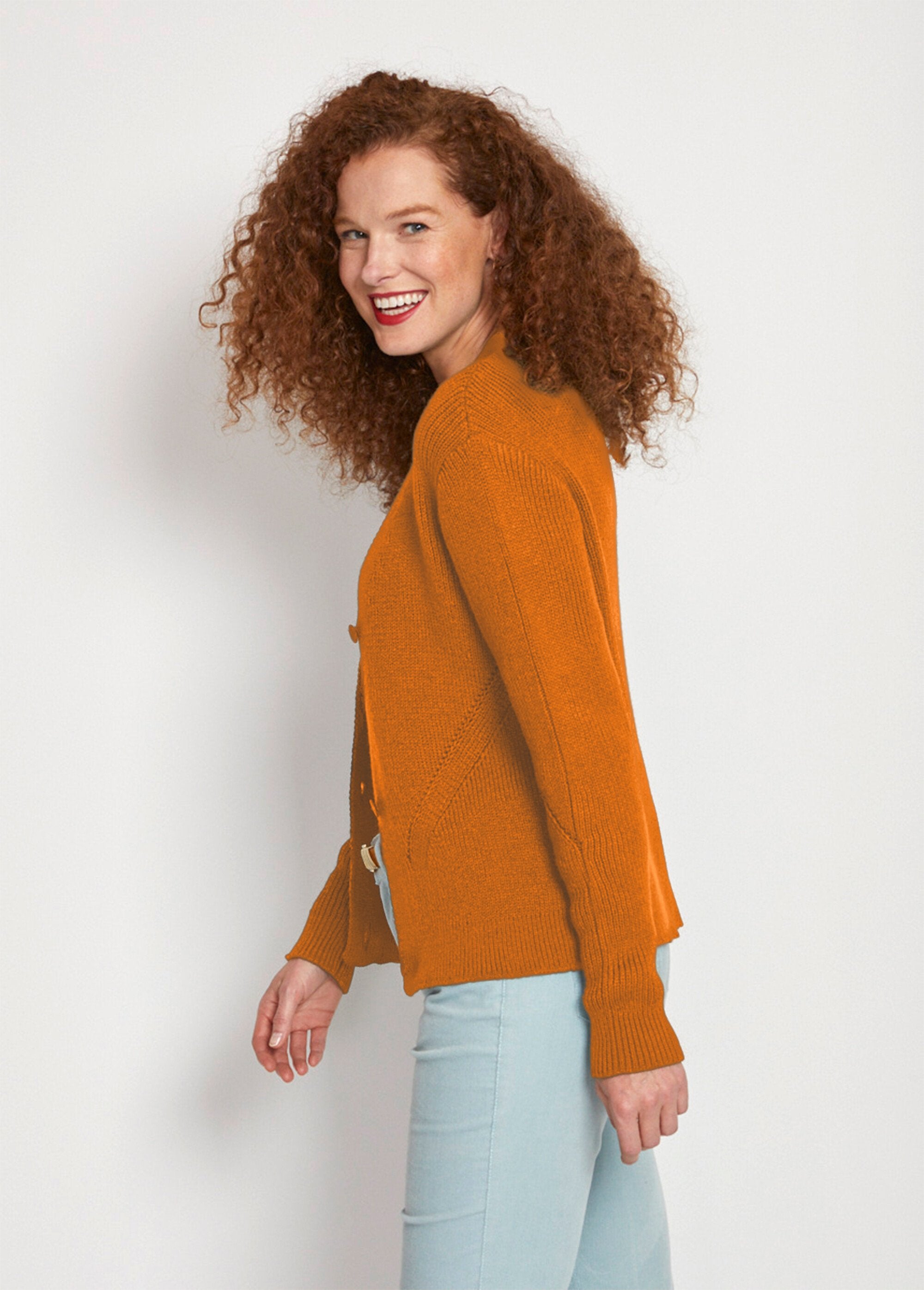 Cardigan_met_V-hals_en_knopen_in_parelbreisel_Ocre_DR1_slim