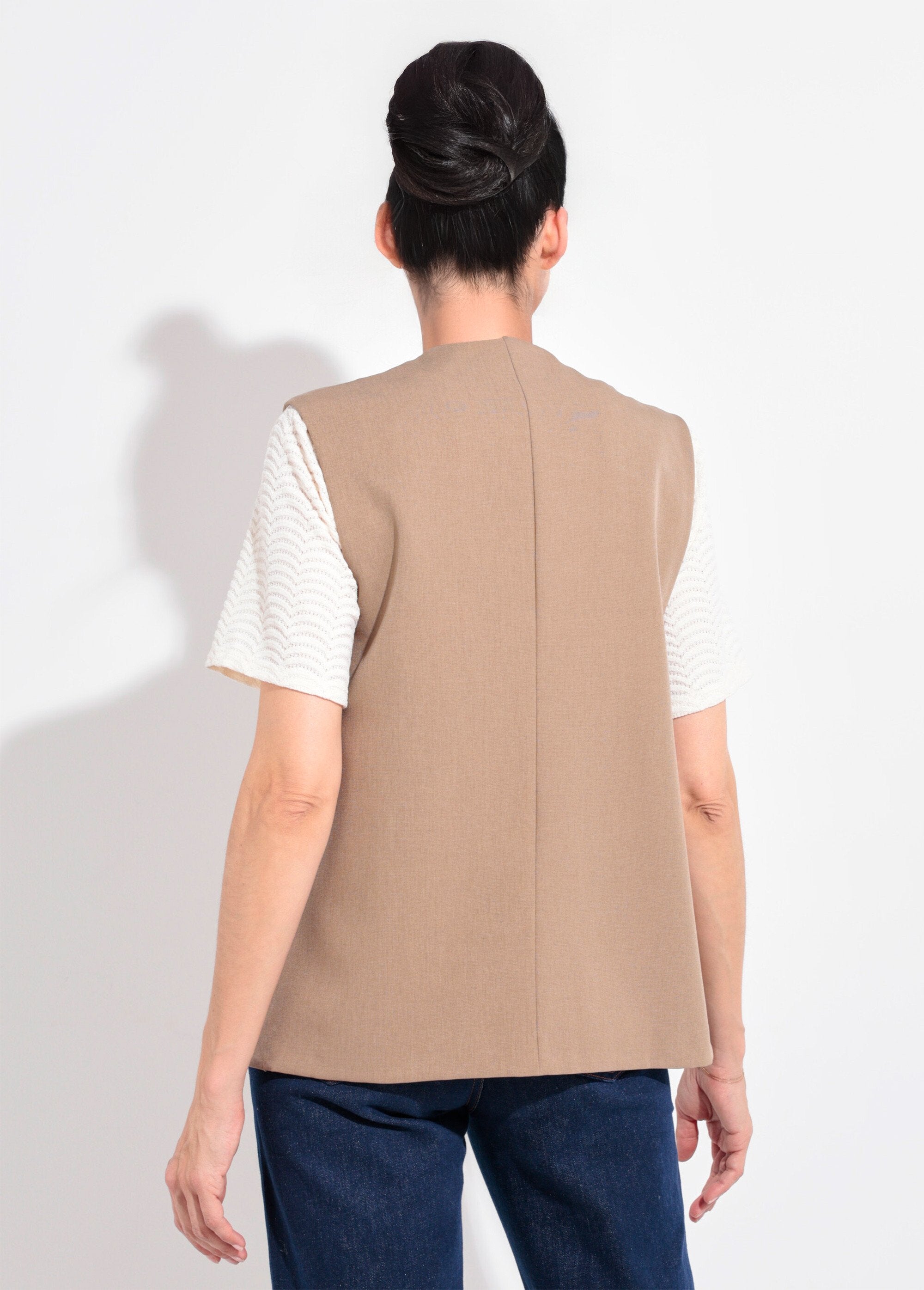Mouwloos_gilet_met_knopen_aan_de_zijkant_Beige_DO1_slim