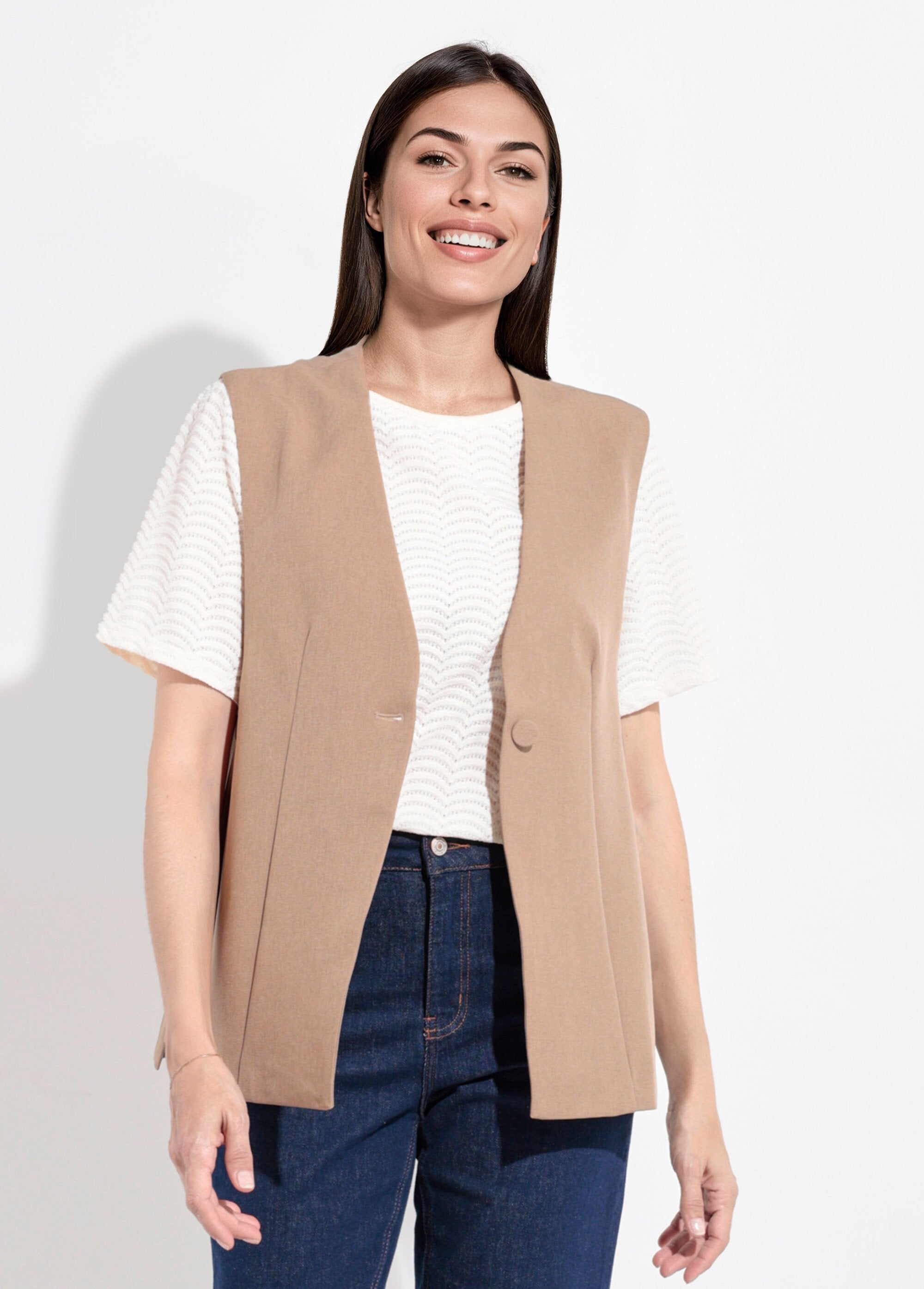 Mouwloos_gilet_met_knopen_aan_de_zijkant_Beige_FA1_slim