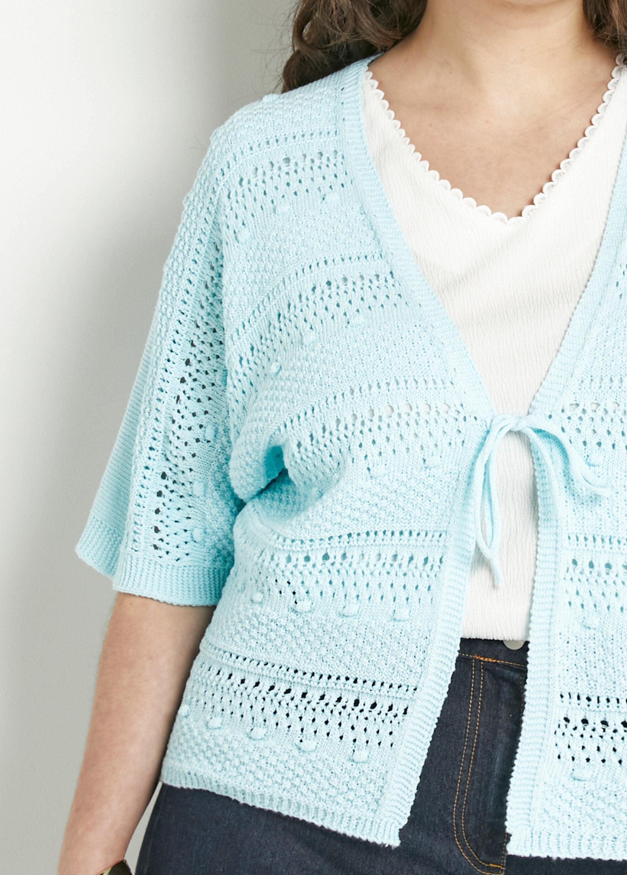 Opengewerkt_V-hals_vest_met_korte_mouwen_en_striksluiting_Aqua_DE1_curvy
