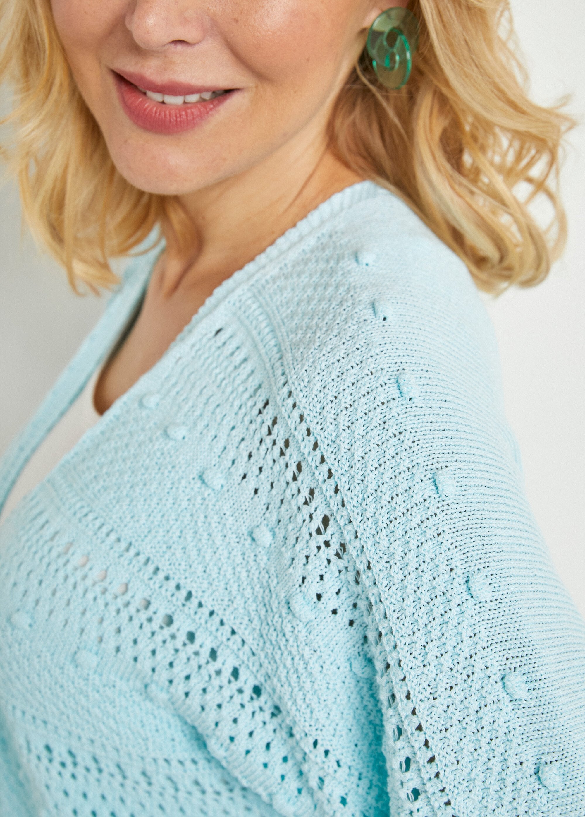 Opengewerkt_V-hals_vest_met_korte_mouwen_en_striksluiting_Aqua_DE1_slim