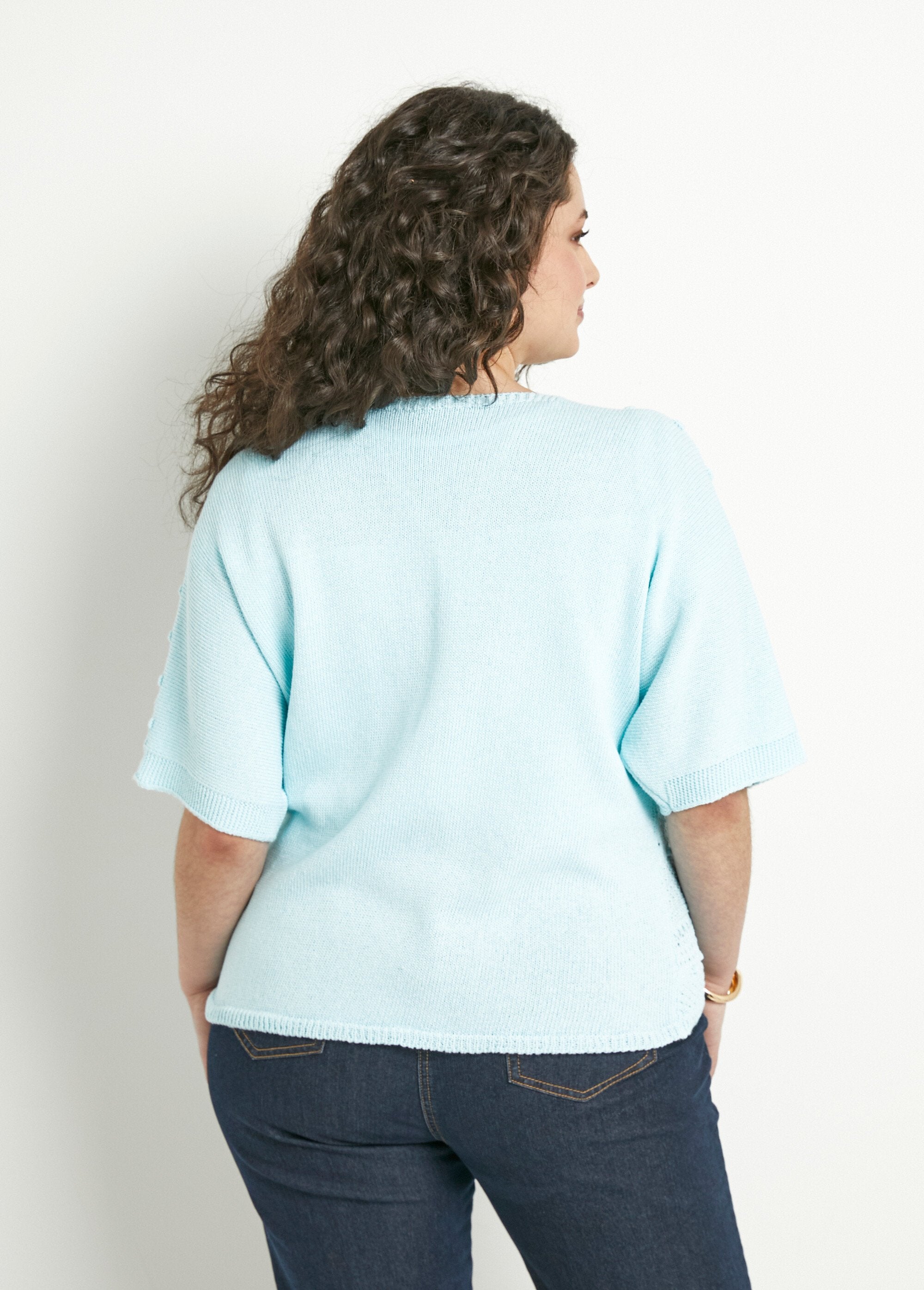 Opengewerkt_V-hals_vest_met_korte_mouwen_en_striksluiting_Aqua_DO1_curvy