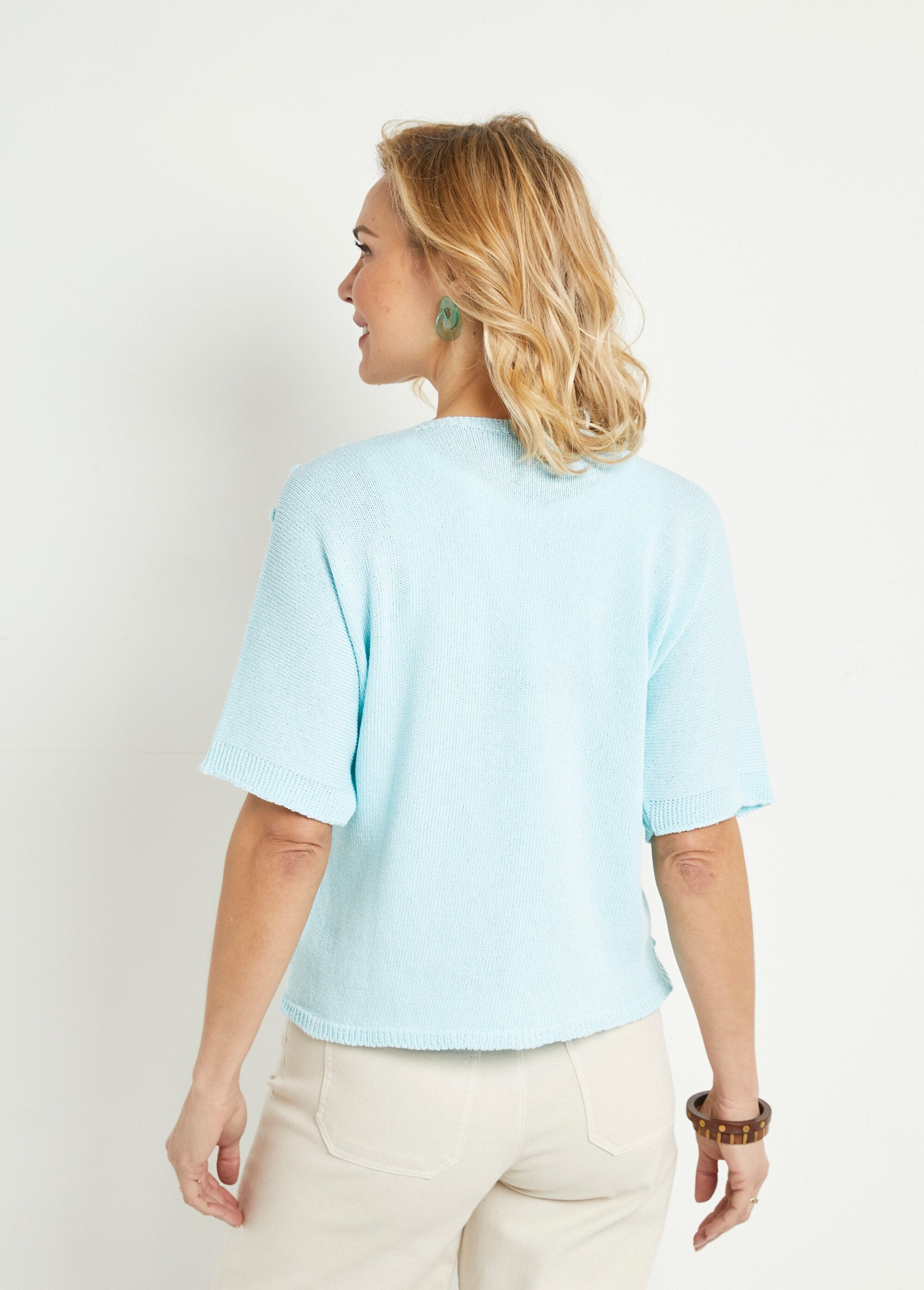 Opengewerkt_V-hals_vest_met_korte_mouwen_en_striksluiting_Aqua_DO1_slim