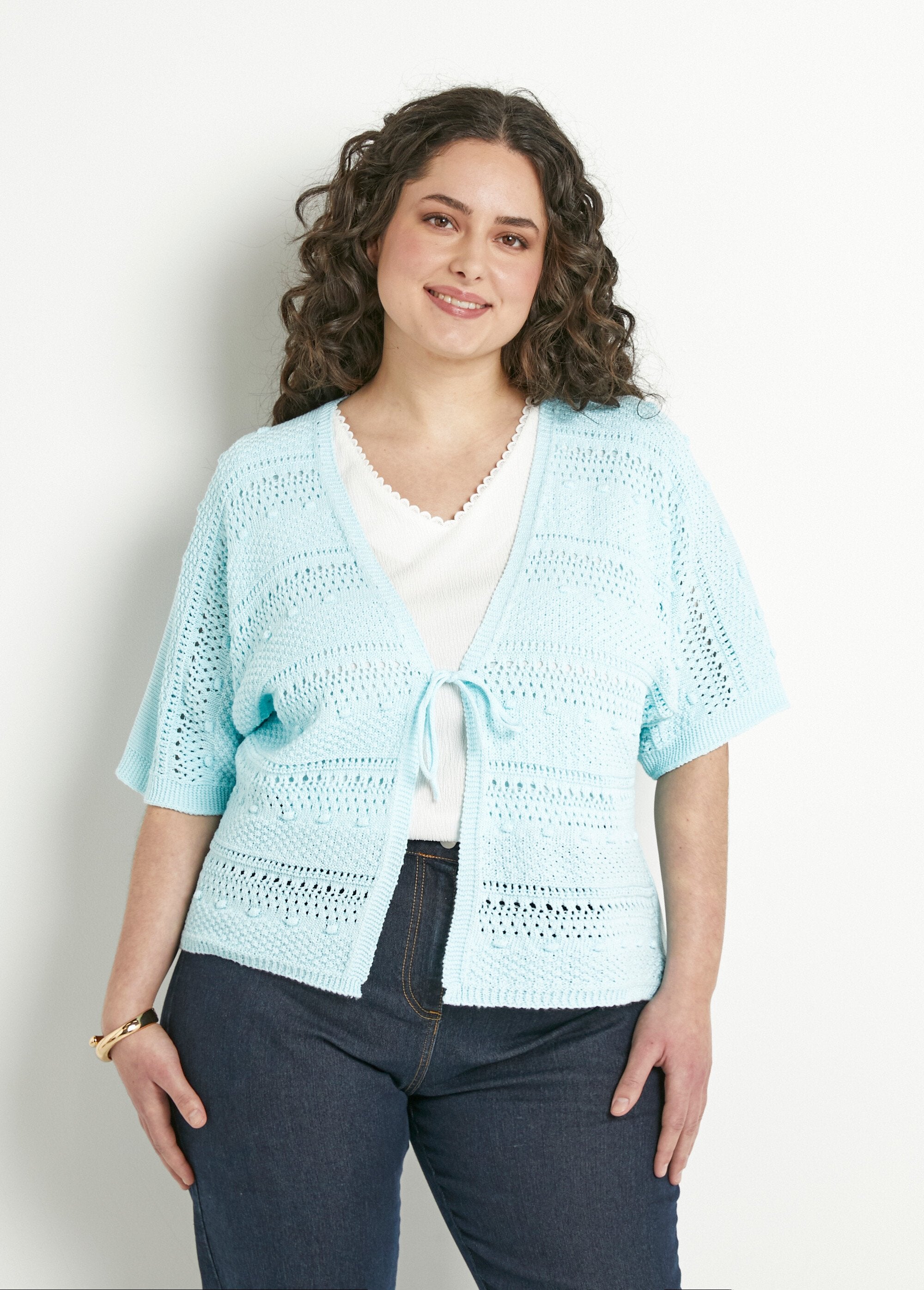 Opengewerkt_V-hals_vest_met_korte_mouwen_en_striksluiting_Aqua_FA1_curvy