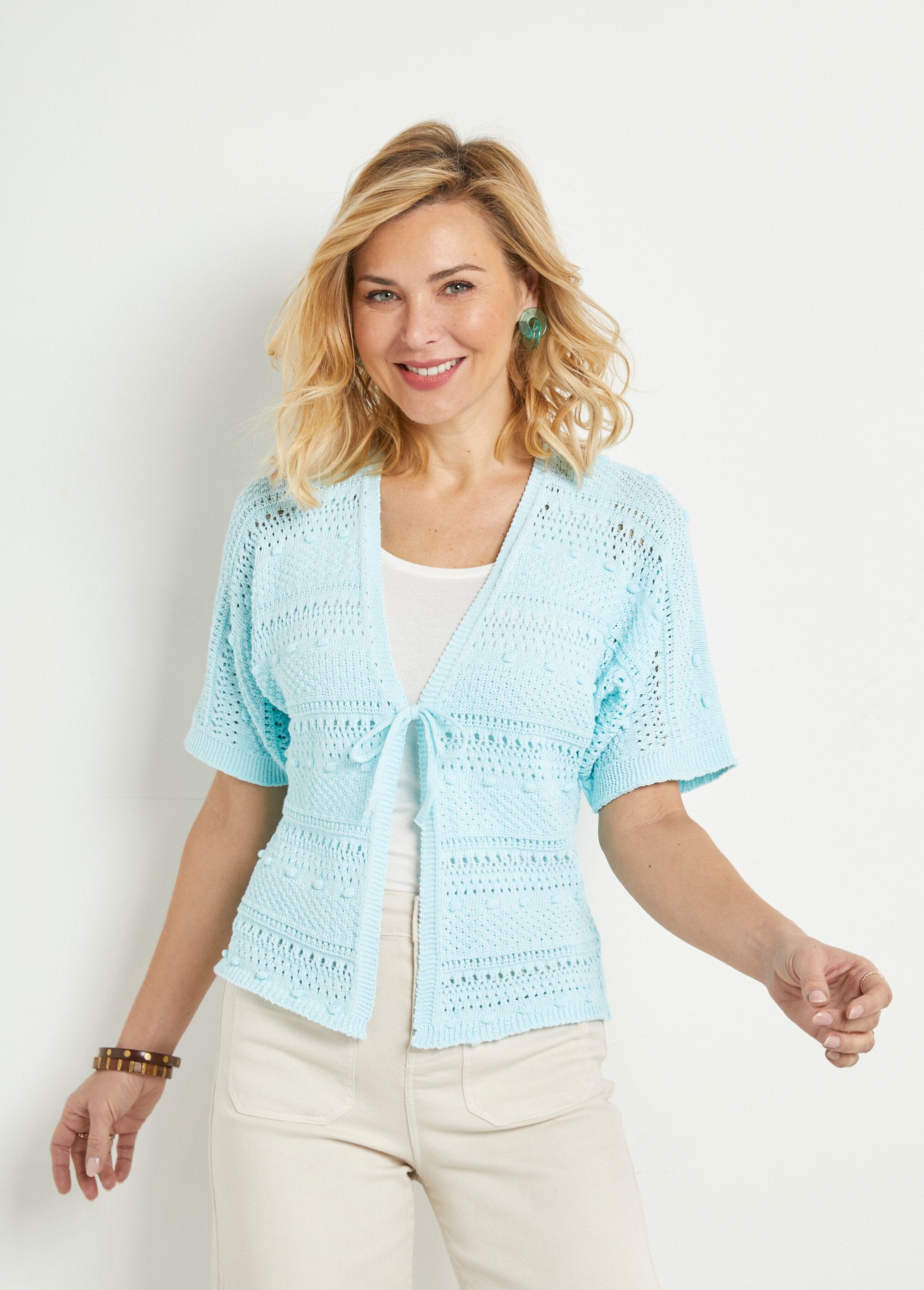 Opengewerkt_V-hals_vest_met_korte_mouwen_en_striksluiting_Aqua_FA1_slim