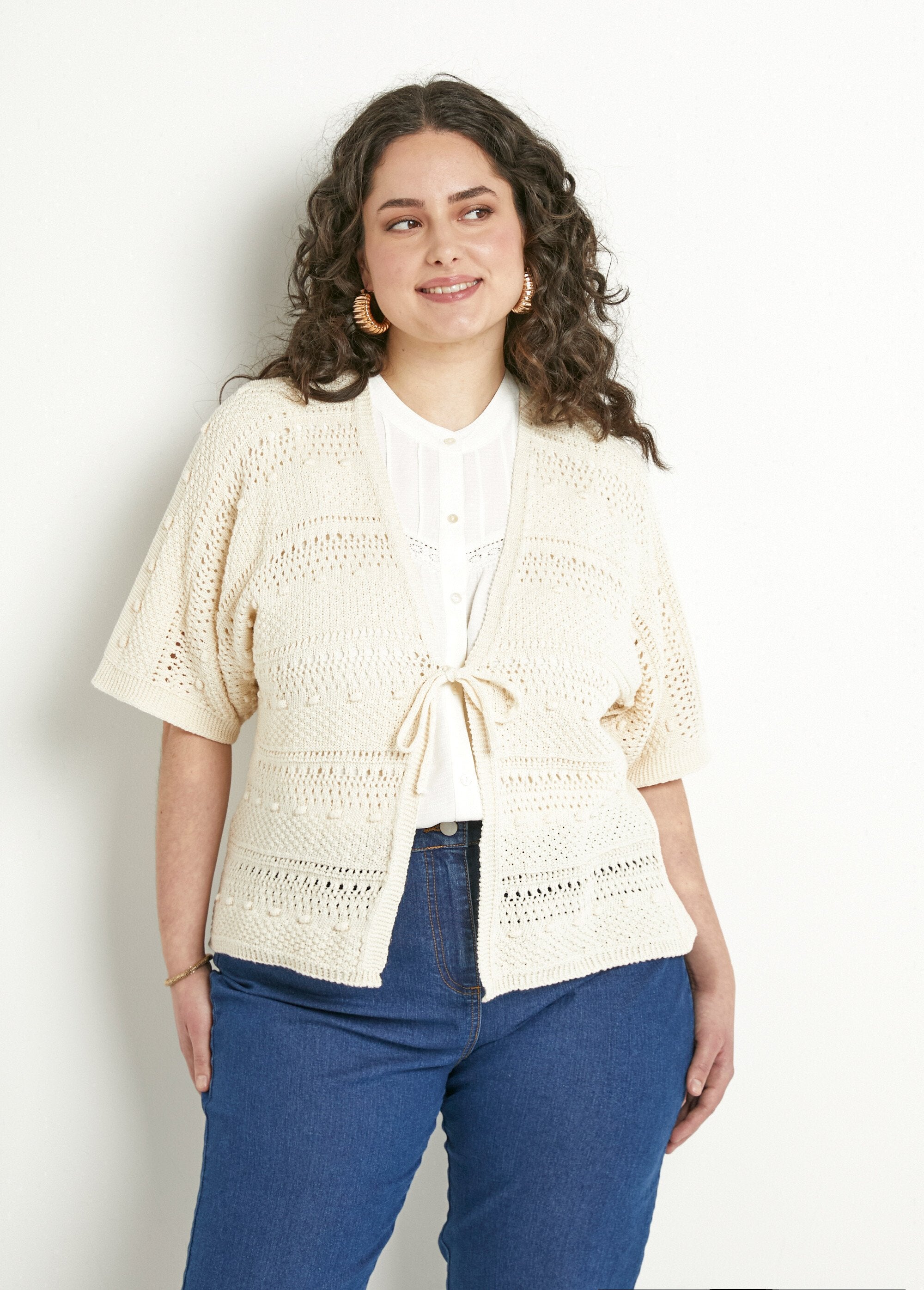 Opengewerkt_V-hals_vest_met_korte_mouwen_en_striksluiting_Ficelle_FA1_curvy