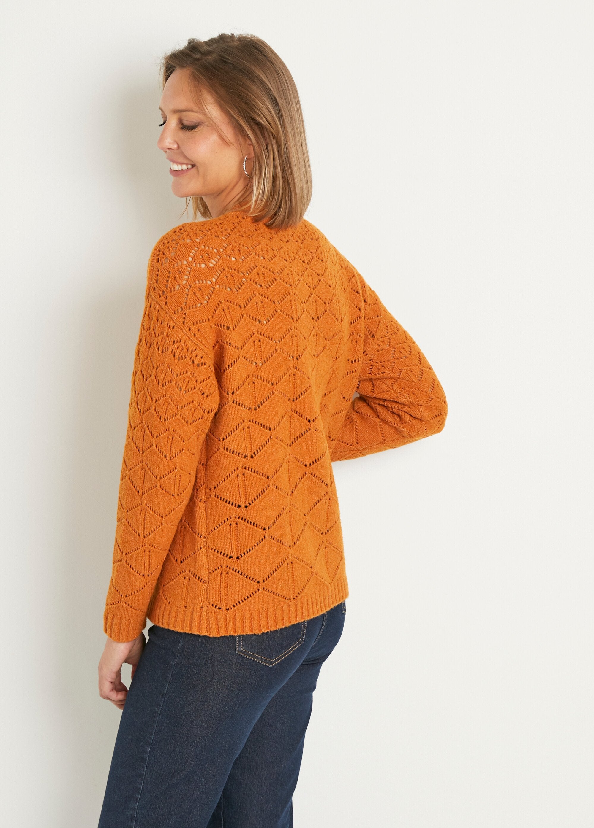 Kort_vest_met_V-hals_en_knopen,_effen_Caramel_DO1_slim