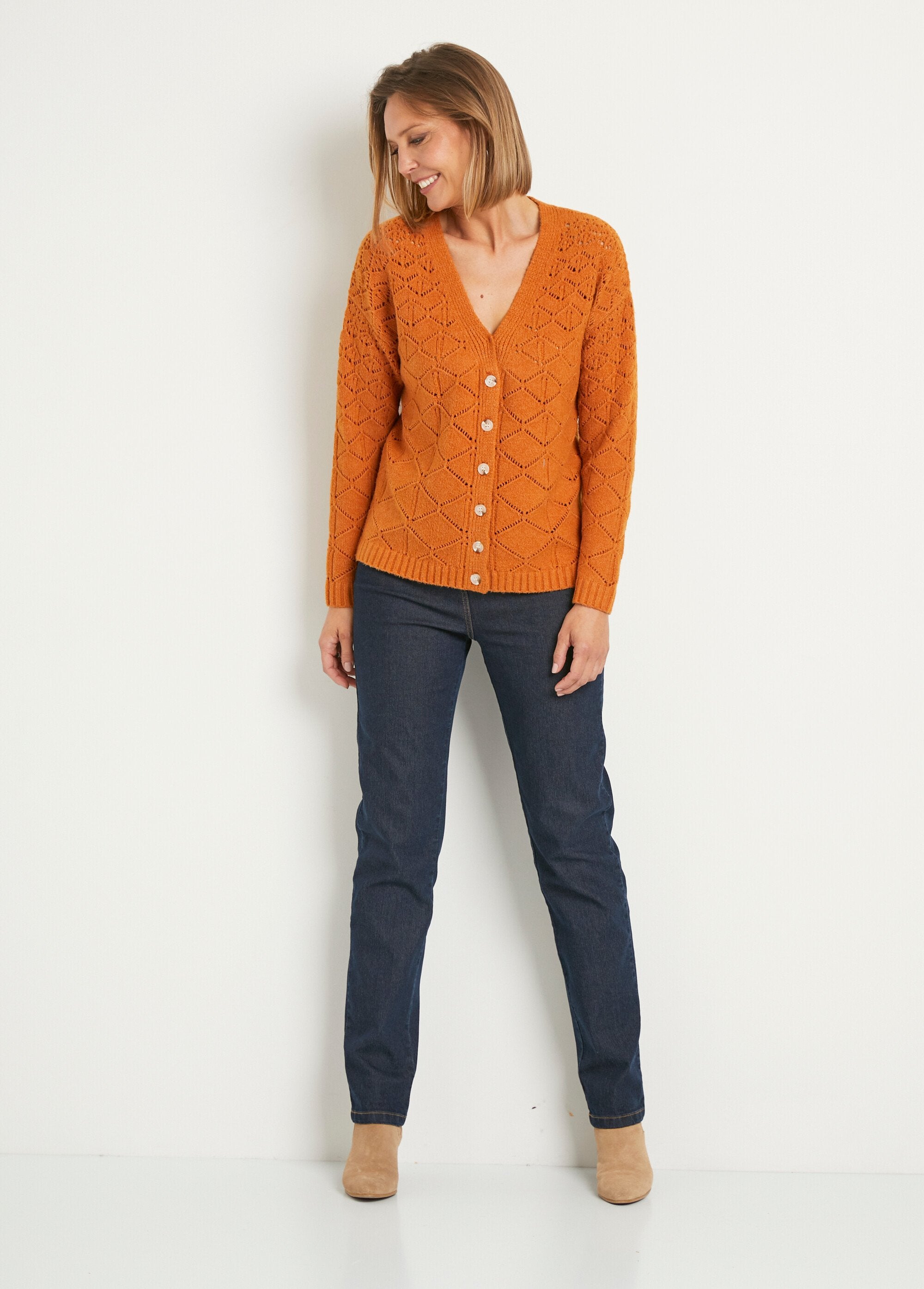 Kort_vest_met_V-hals_en_knopen,_effen_Caramel_SF1_slim