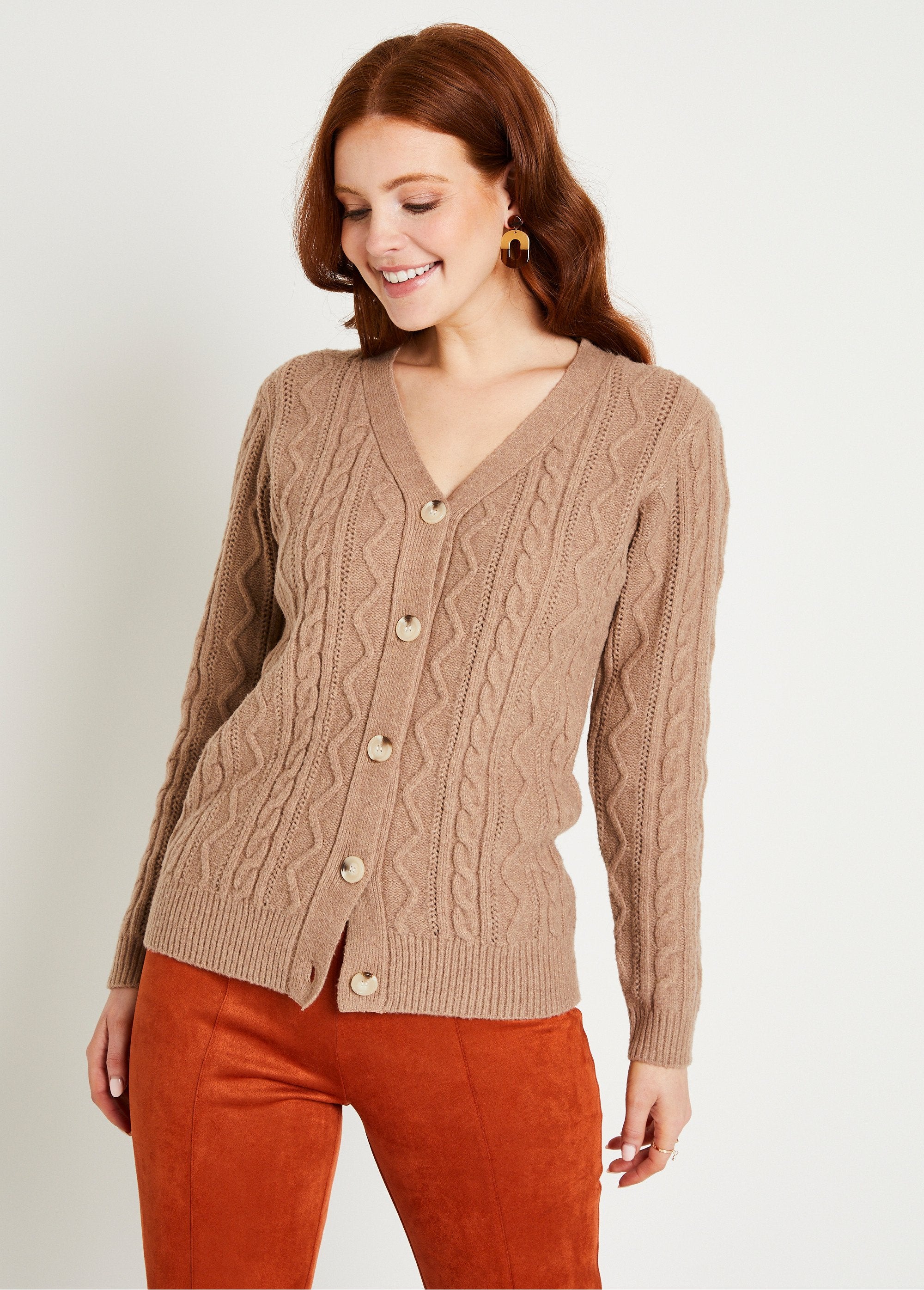 Kort_vest_met_V-hals_en_knopen_in_kabelbreisel_Taupe_FA1_slim