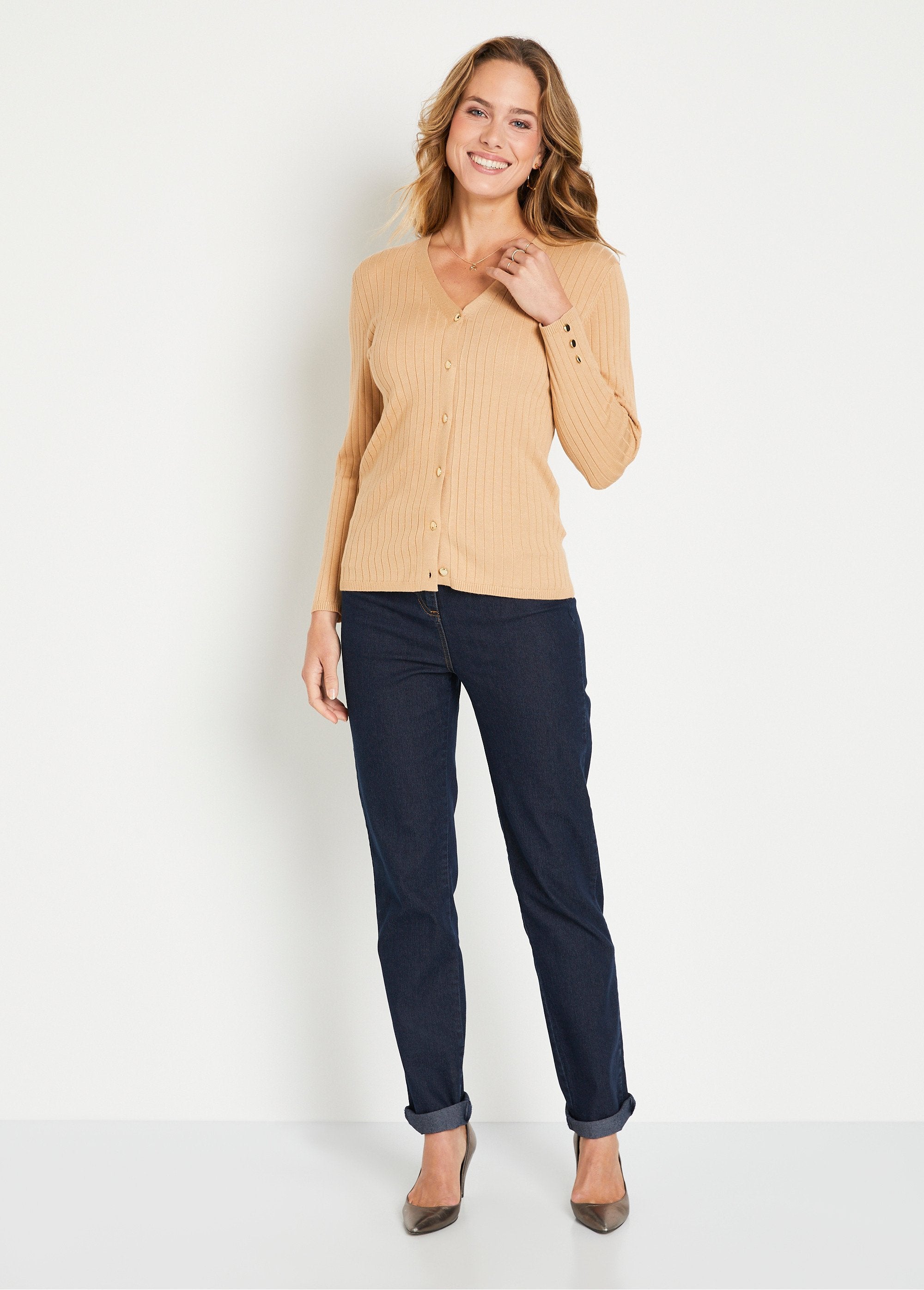 Geribd_kort_vest_met_V-hals_en_knopen_Camel_SF1_slim