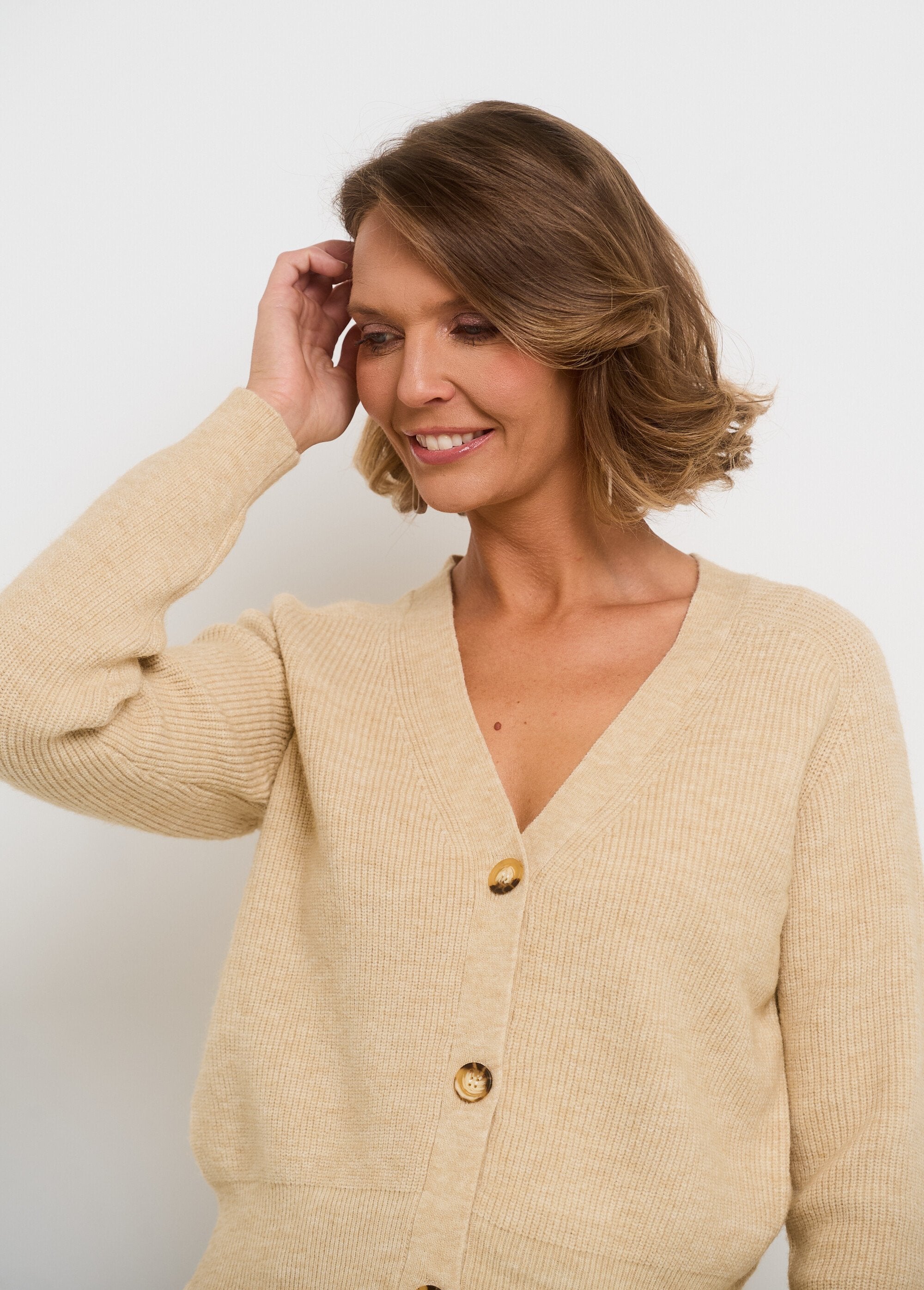 Kort_vest_met_V-hals_en_contrasterende_knopen_Beige_DE2_slim