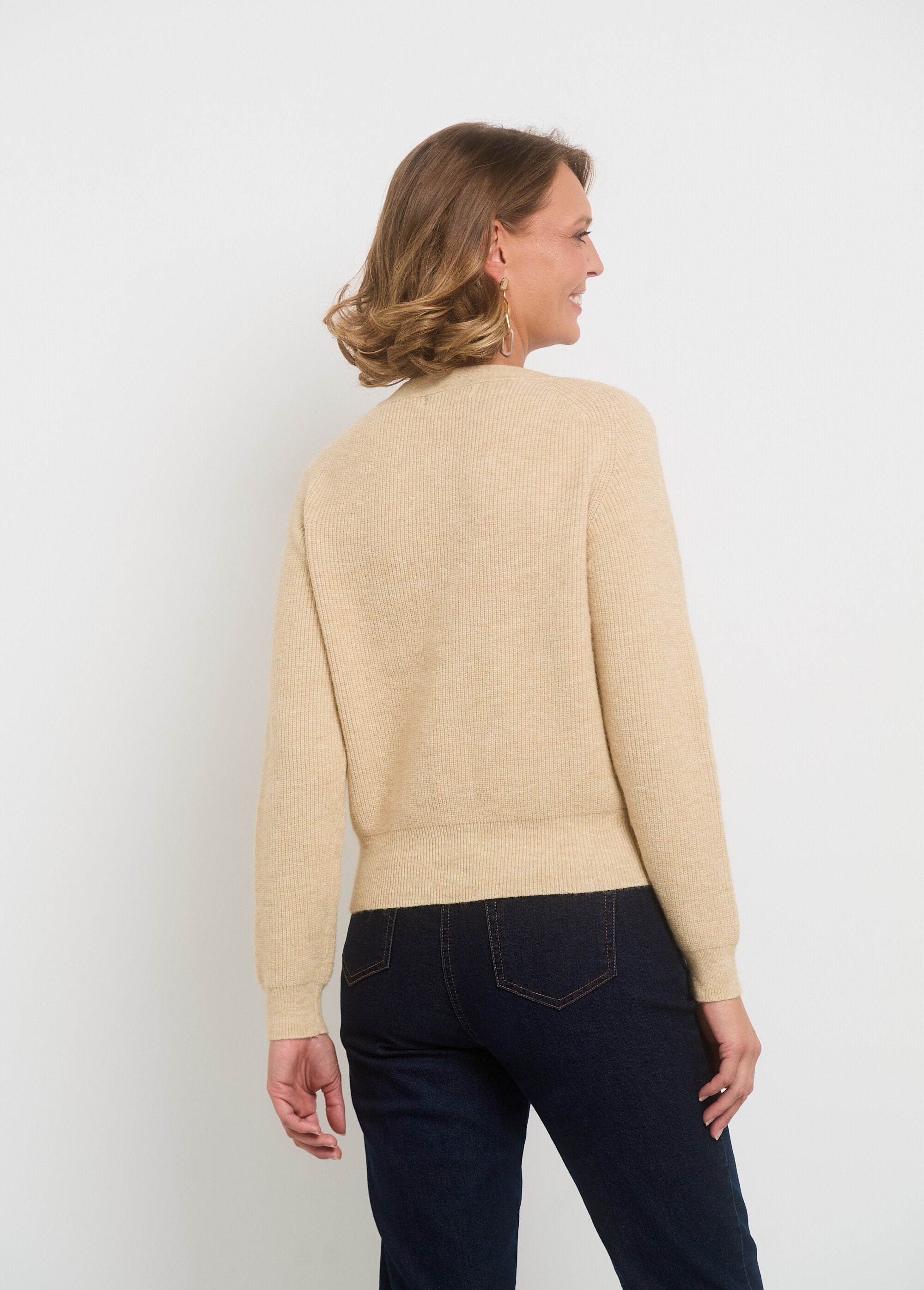 Kort_vest_met_V-hals_en_contrasterende_knopen_Beige_DO1_slim