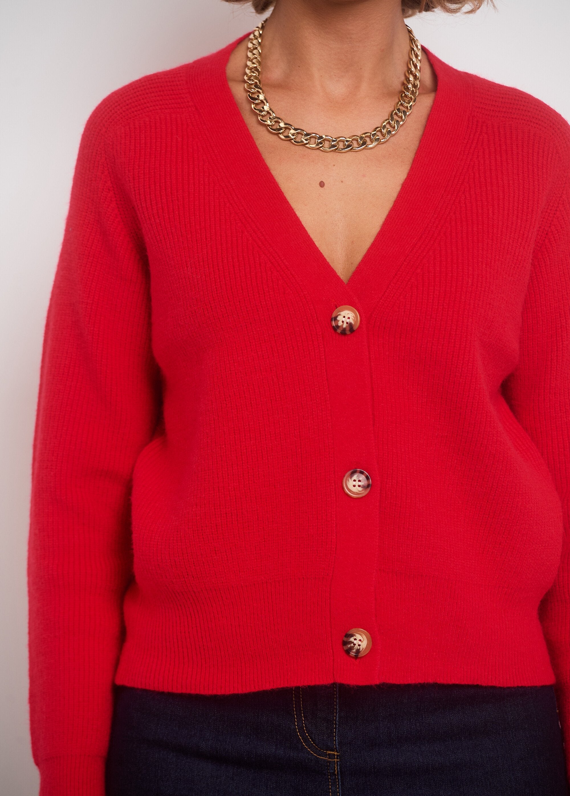 Kort_vest_met_V-hals_en_contrasterende_knopen_Rouge_DE1_slim