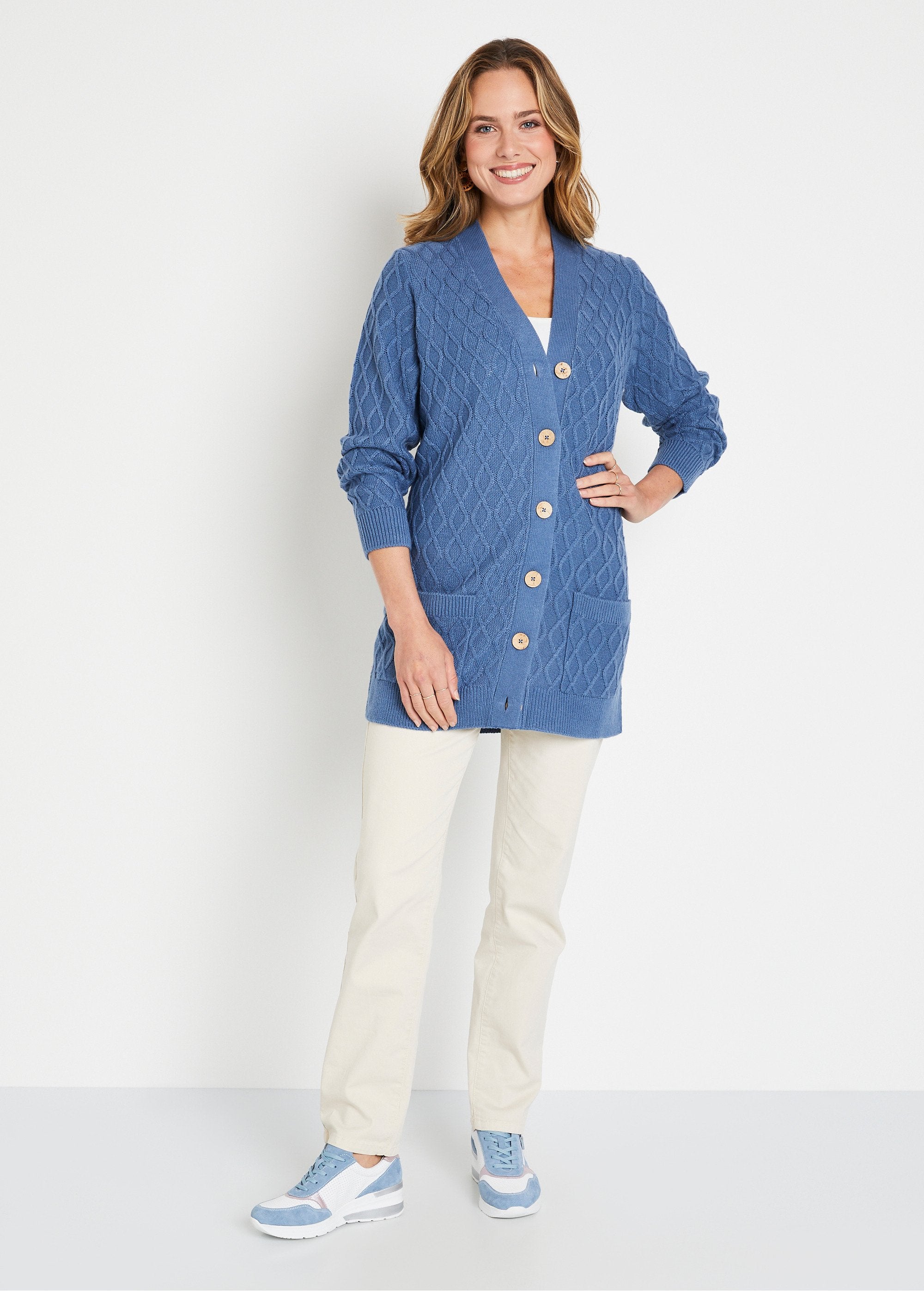 Lang_vest_met_knoopsluiting_en_V-hals_Bleu_SF1_slim