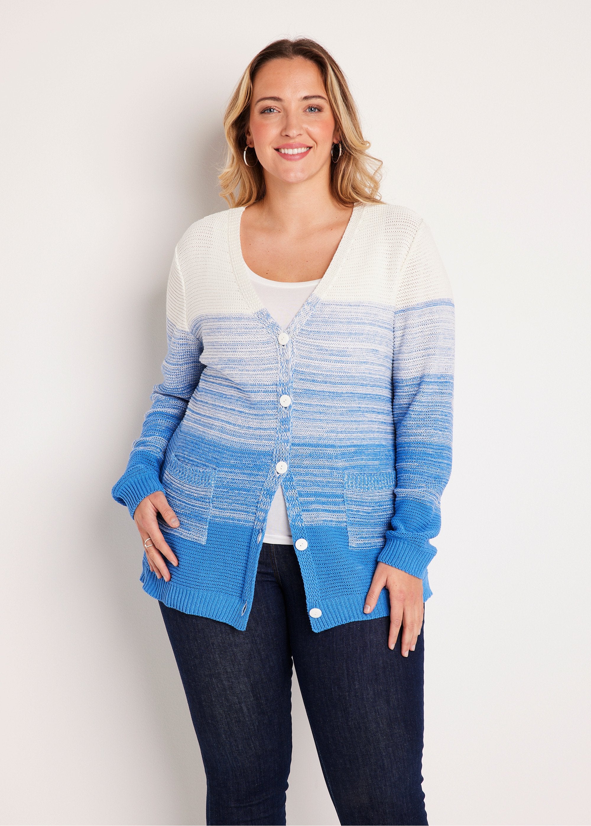 Lang_katoenen_vest_met_V-hals_en_knopen_wit_en_blauw_FA1_curvy