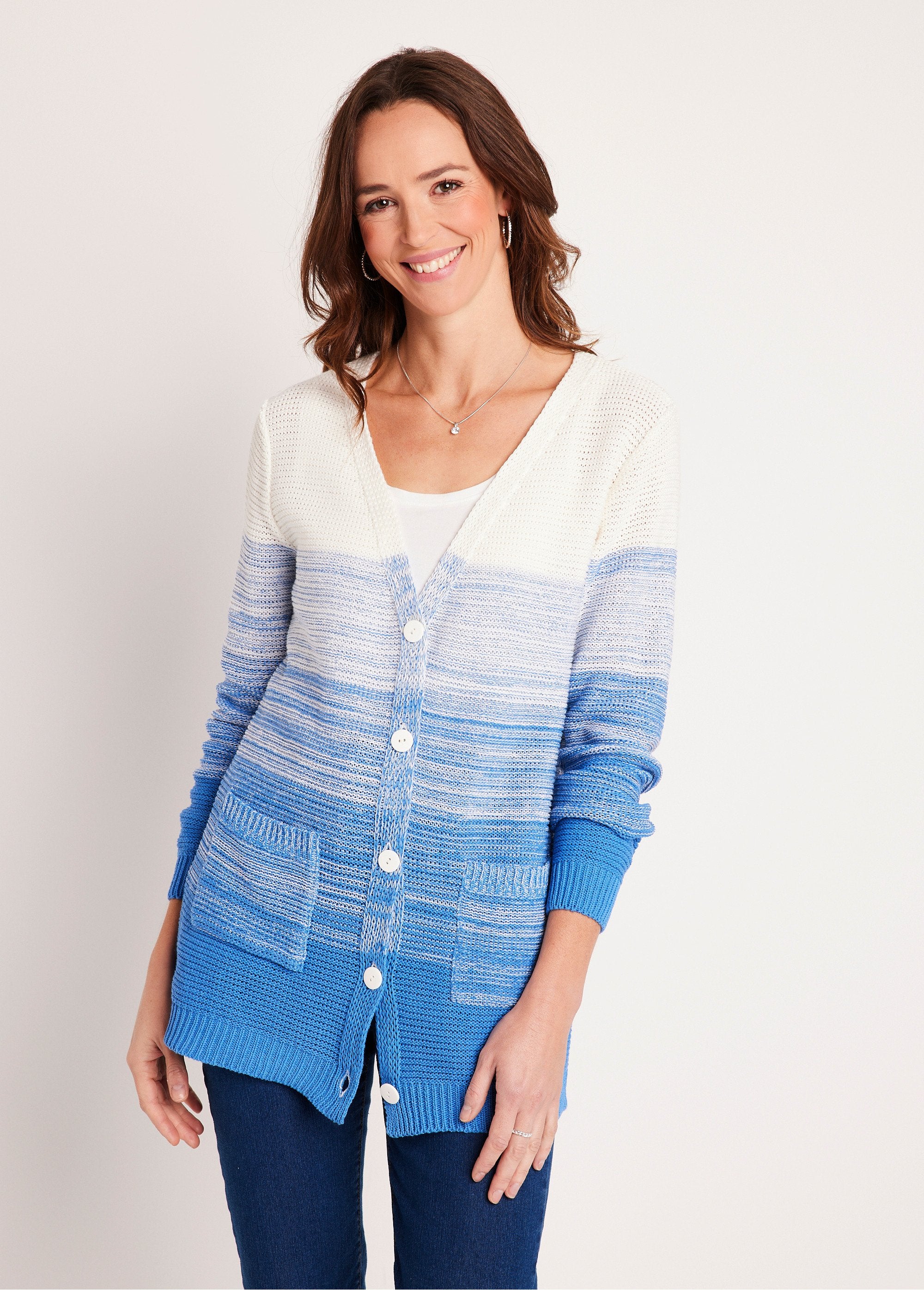 Lang_katoenen_vest_met_V-hals_en_knopen_wit_en_blauw_FA1_slim