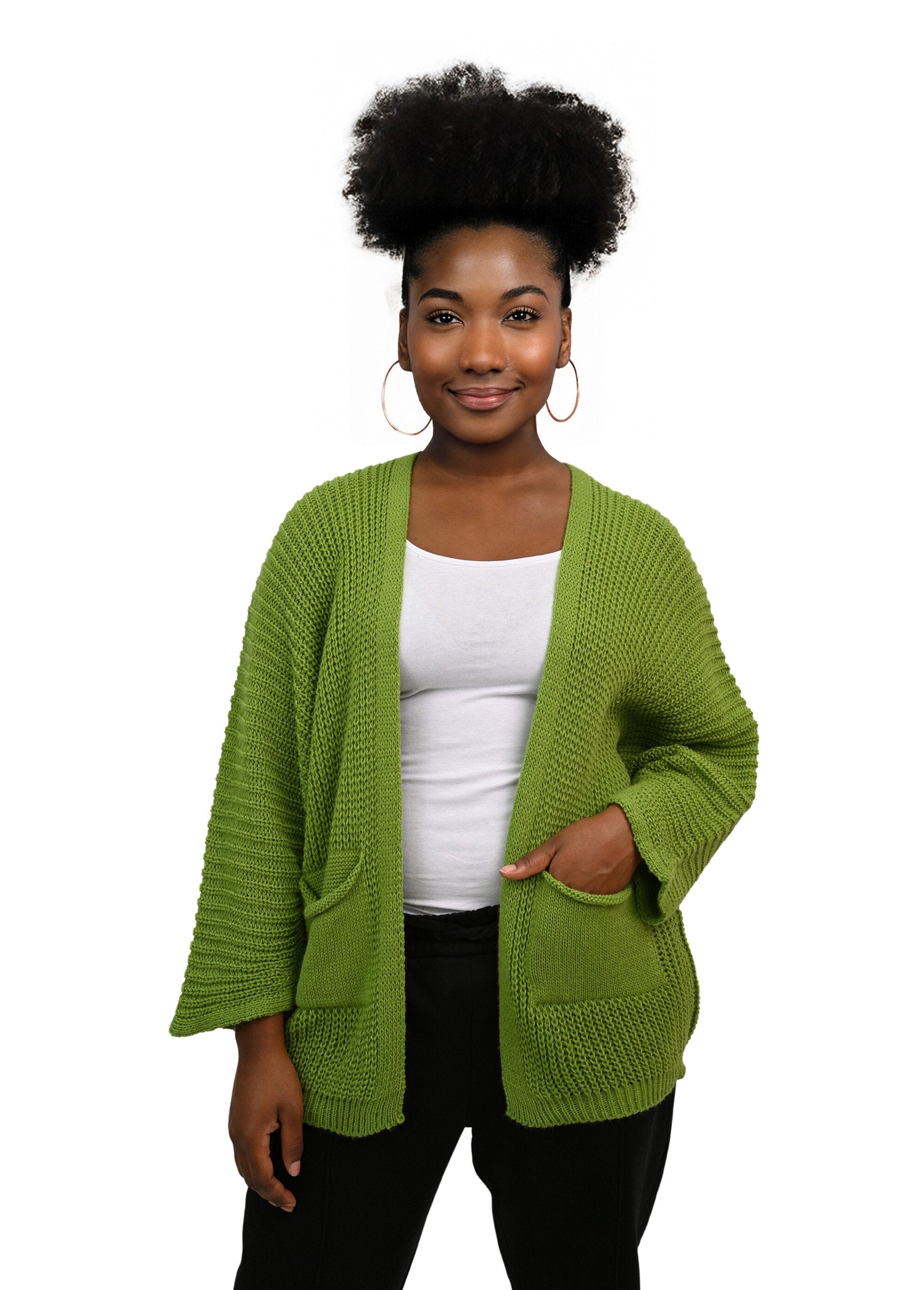 Lang_gebreid_vest_met_opgestikte_zakken_Vert_olive_FA1_curvy