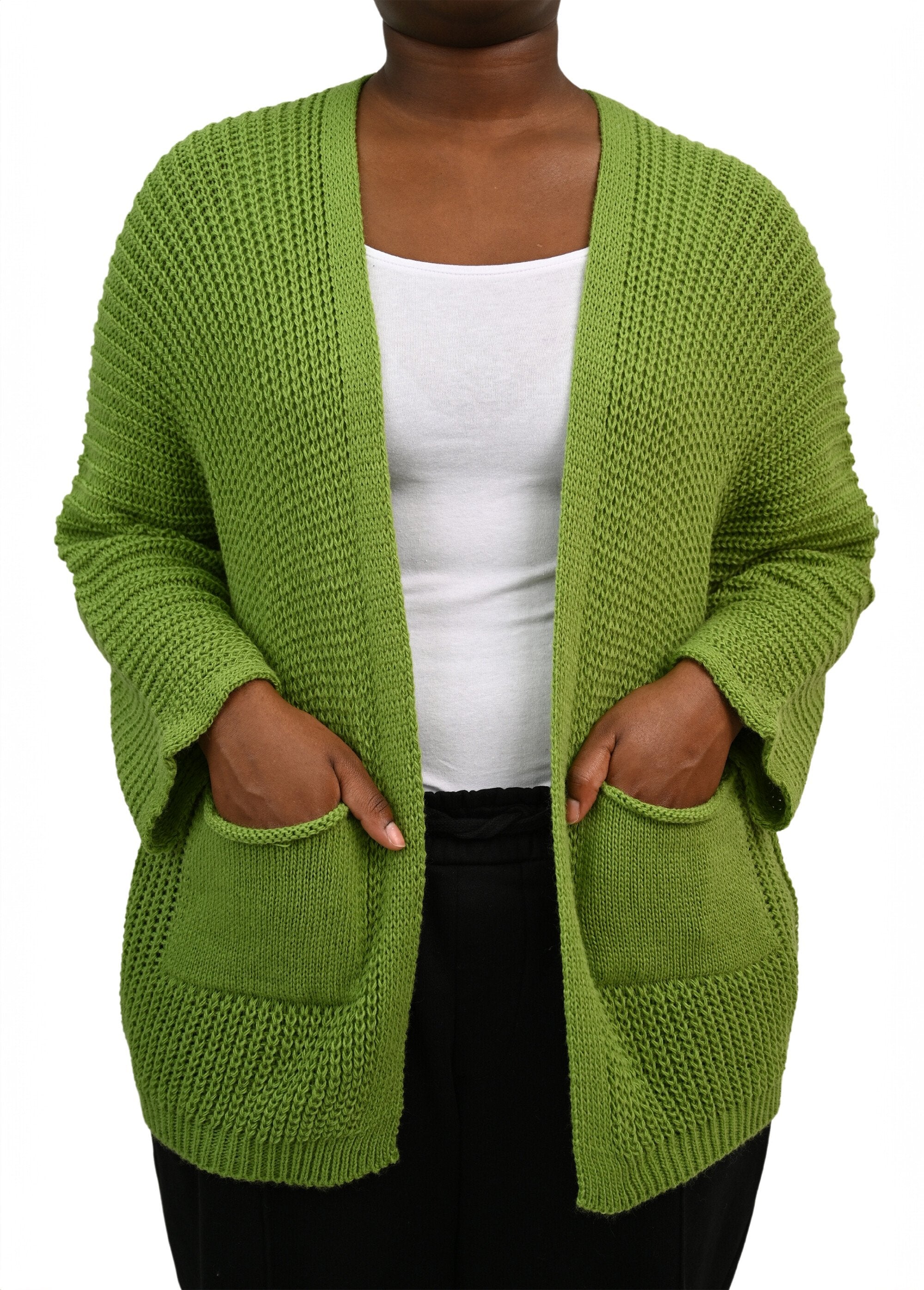 Lang_gebreid_vest_met_opgestikte_zakken_Vert_olive_FA2_curvy