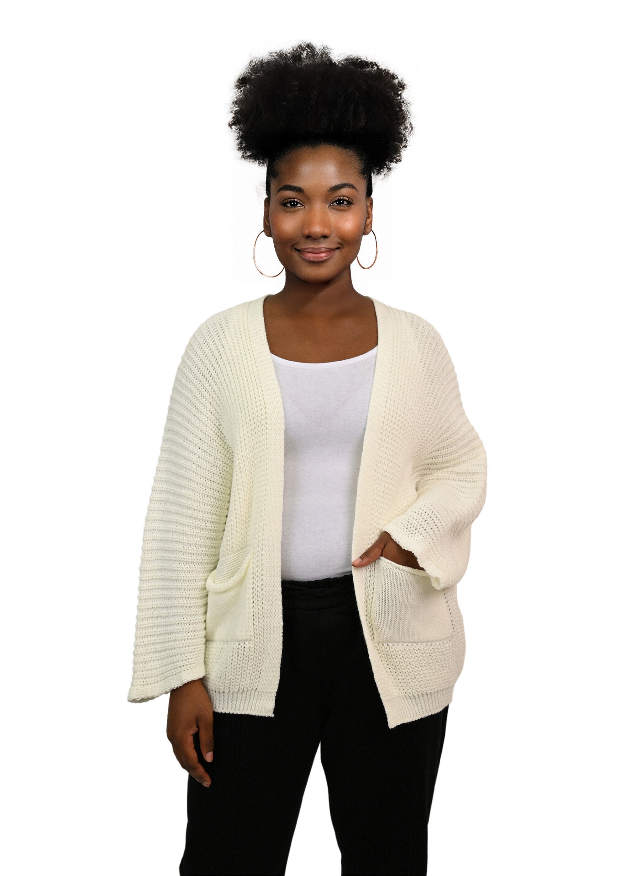 Lang_gebreid_vest_met_opgestikte_zakken_Blanc_FA1_curvy