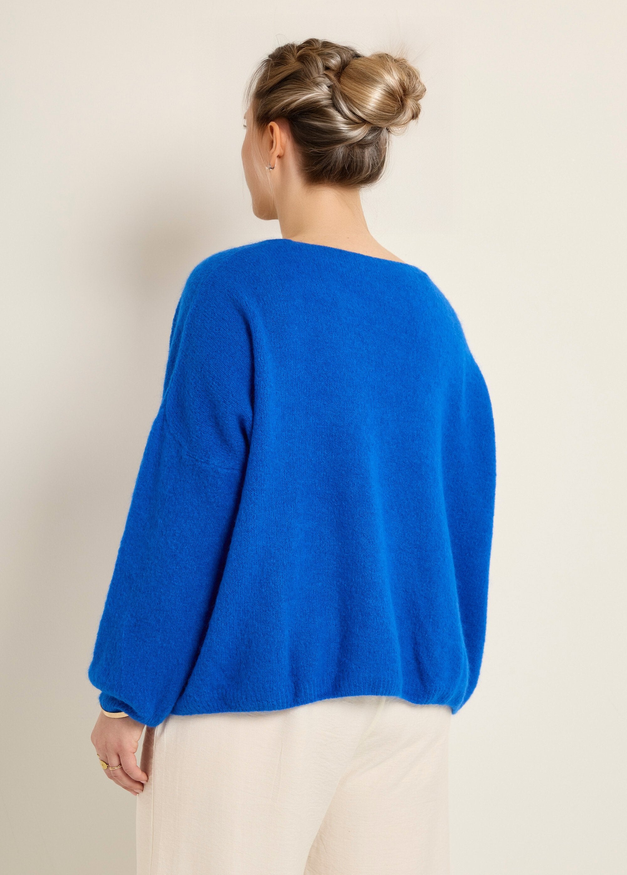 Gebreid_vest_met_alpaca,_V-hals_Bleu_dur_DO1_curvy