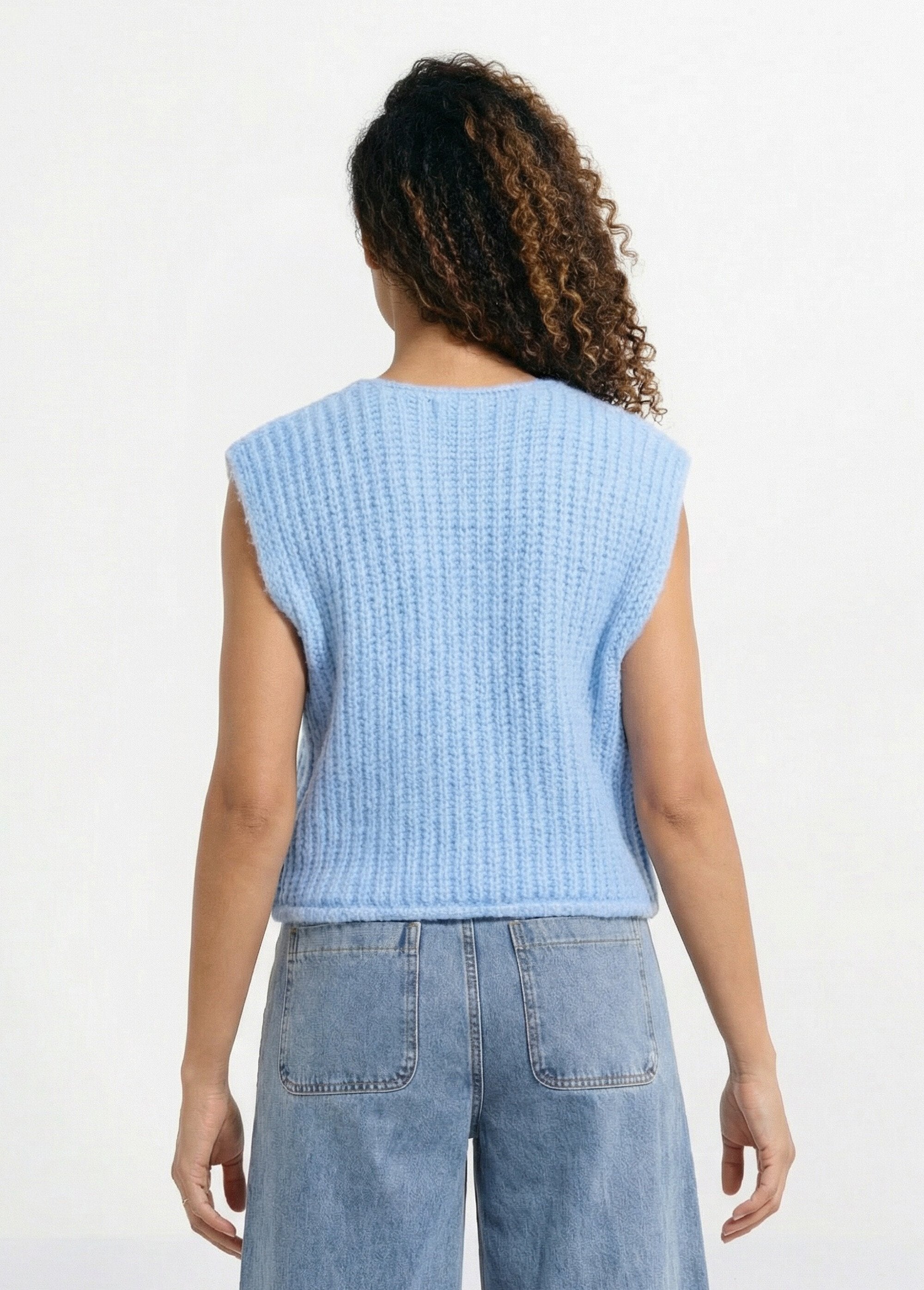 Mouwloos_vest_met_juwelenknopen_Ciel_DO1_slim