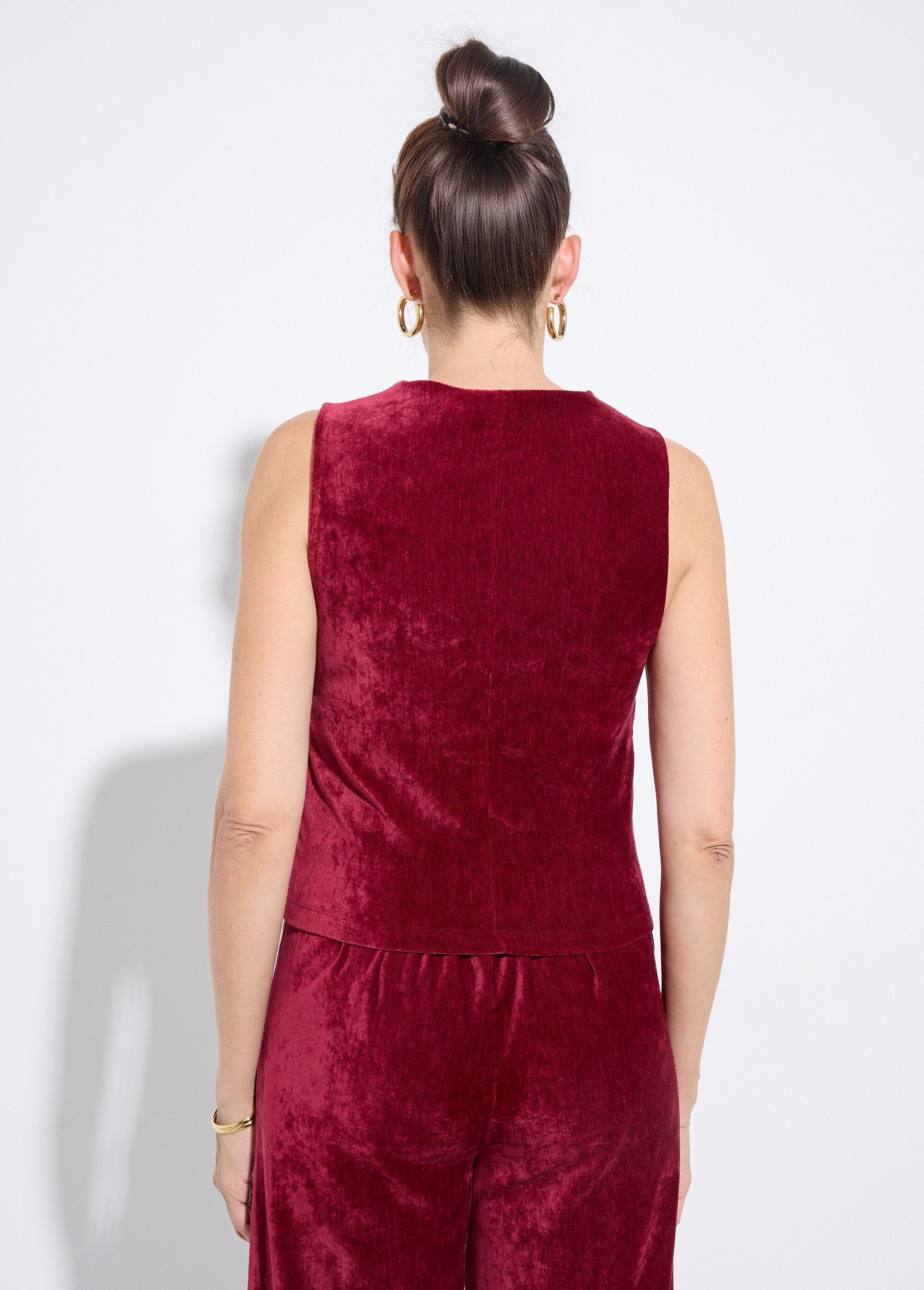 Mouwloos_vest_met_fluwelen_knopen_Bordeaux_DO1_slim