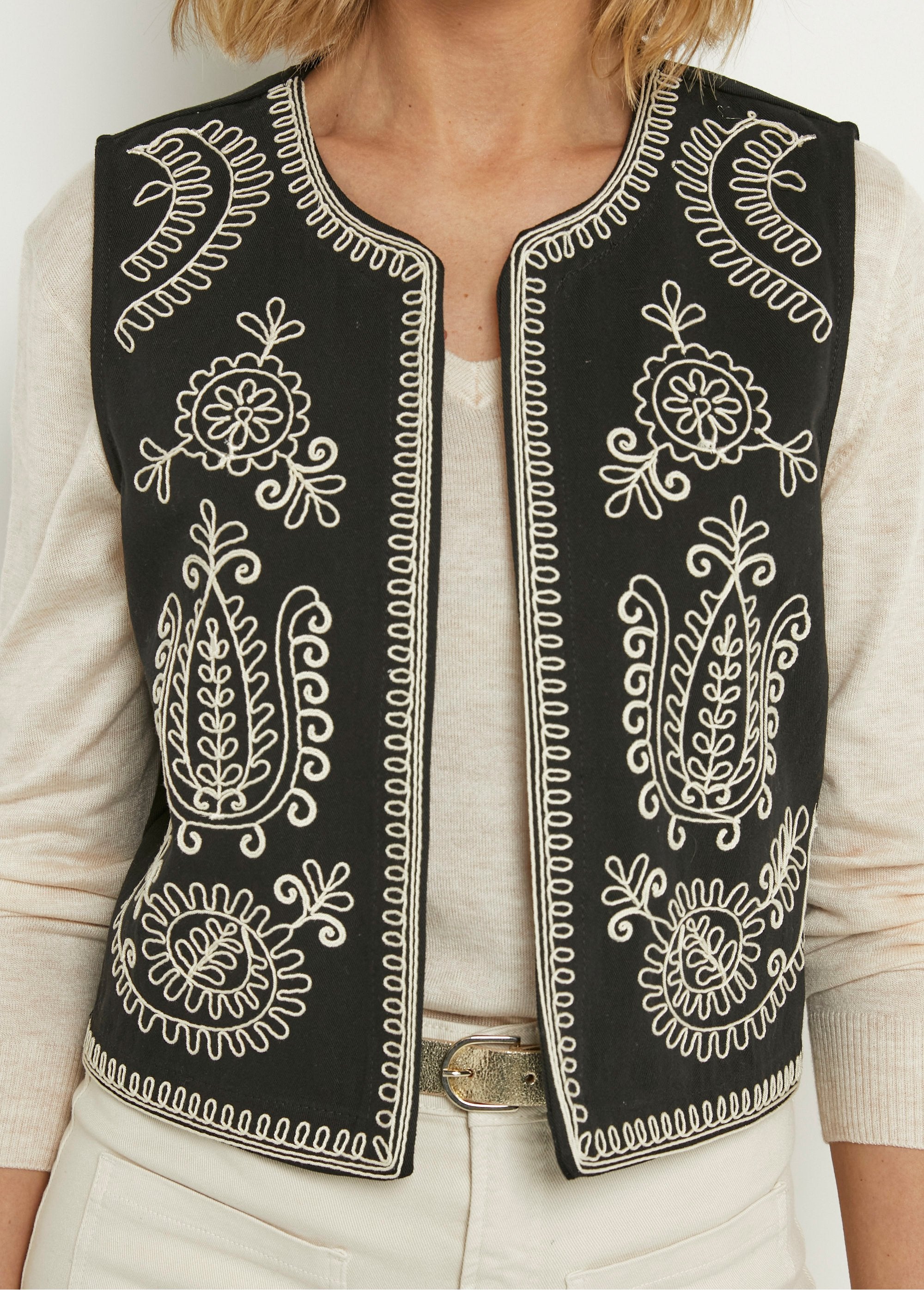 Gilet_sans_manches_brodé_style_scandinave_Noir_DE1_slim