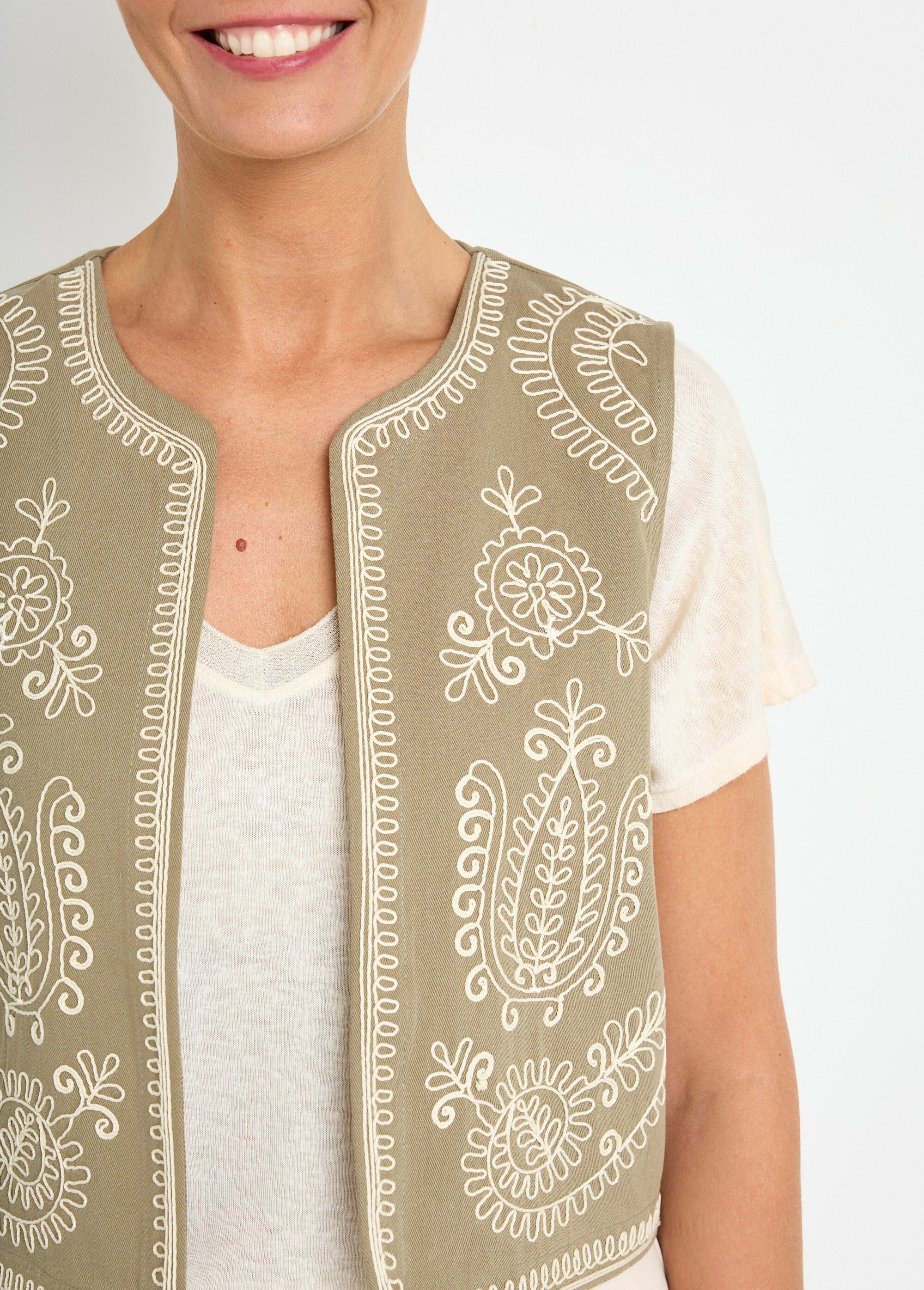 Geborduurd_mouwloos_vest_in_Scandinavische_stijl_Kaki_DE1_slim