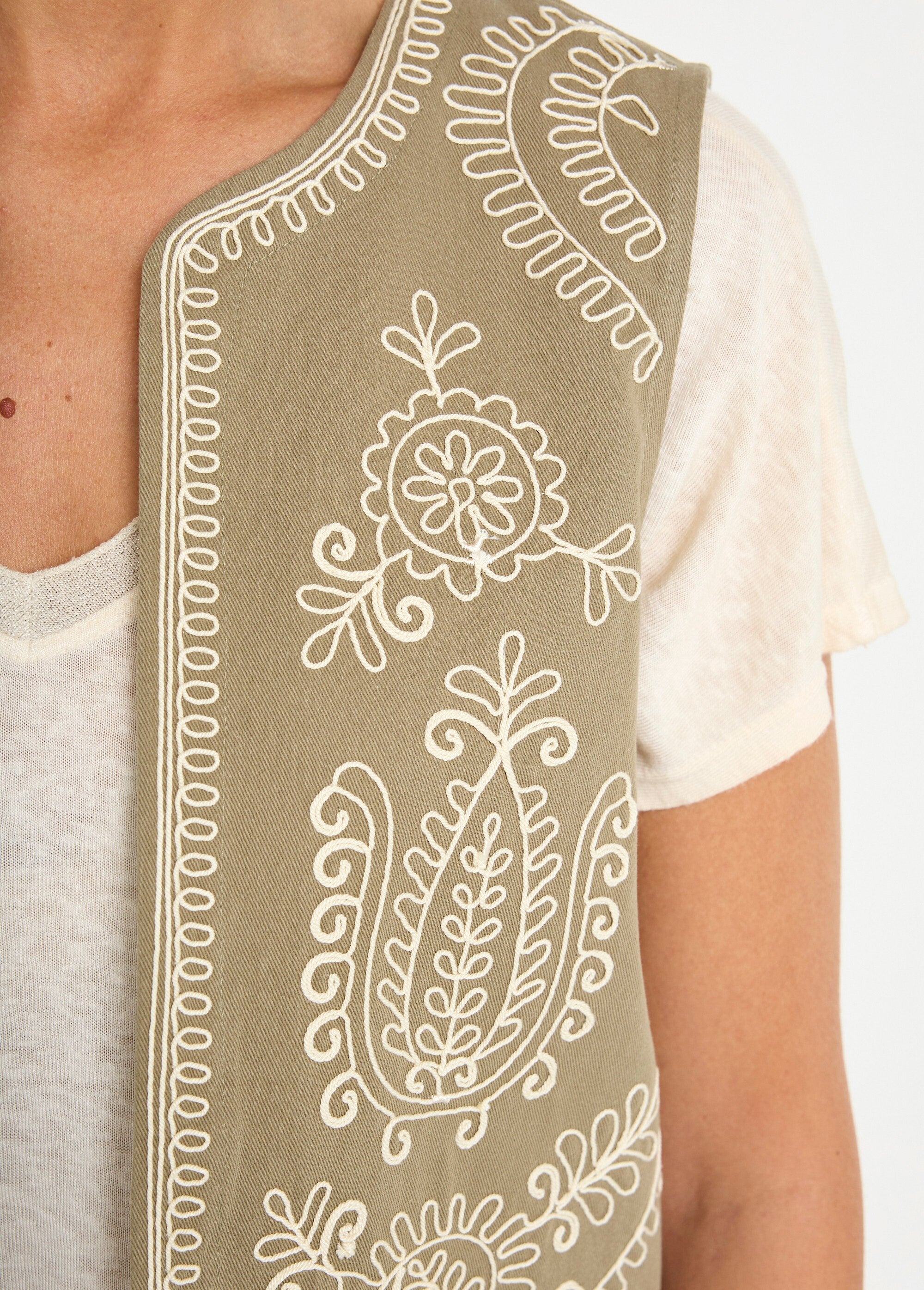 Geborduurd_mouwloos_vest_in_Scandinavische_stijl_Kaki_DE2_slim
