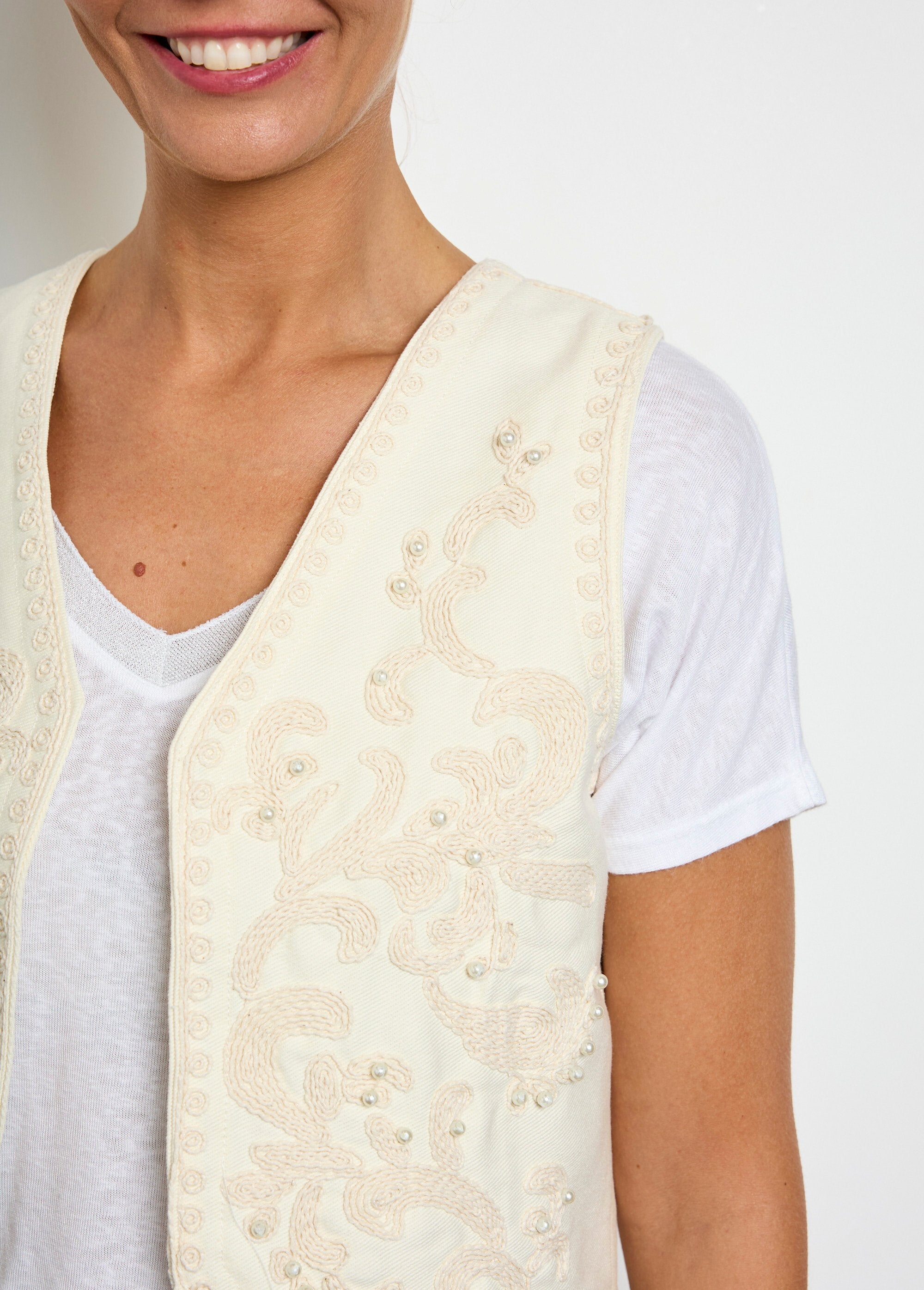 Mouwloos_vest_met_borduursel_en_parels_Ecru_DE1_slim