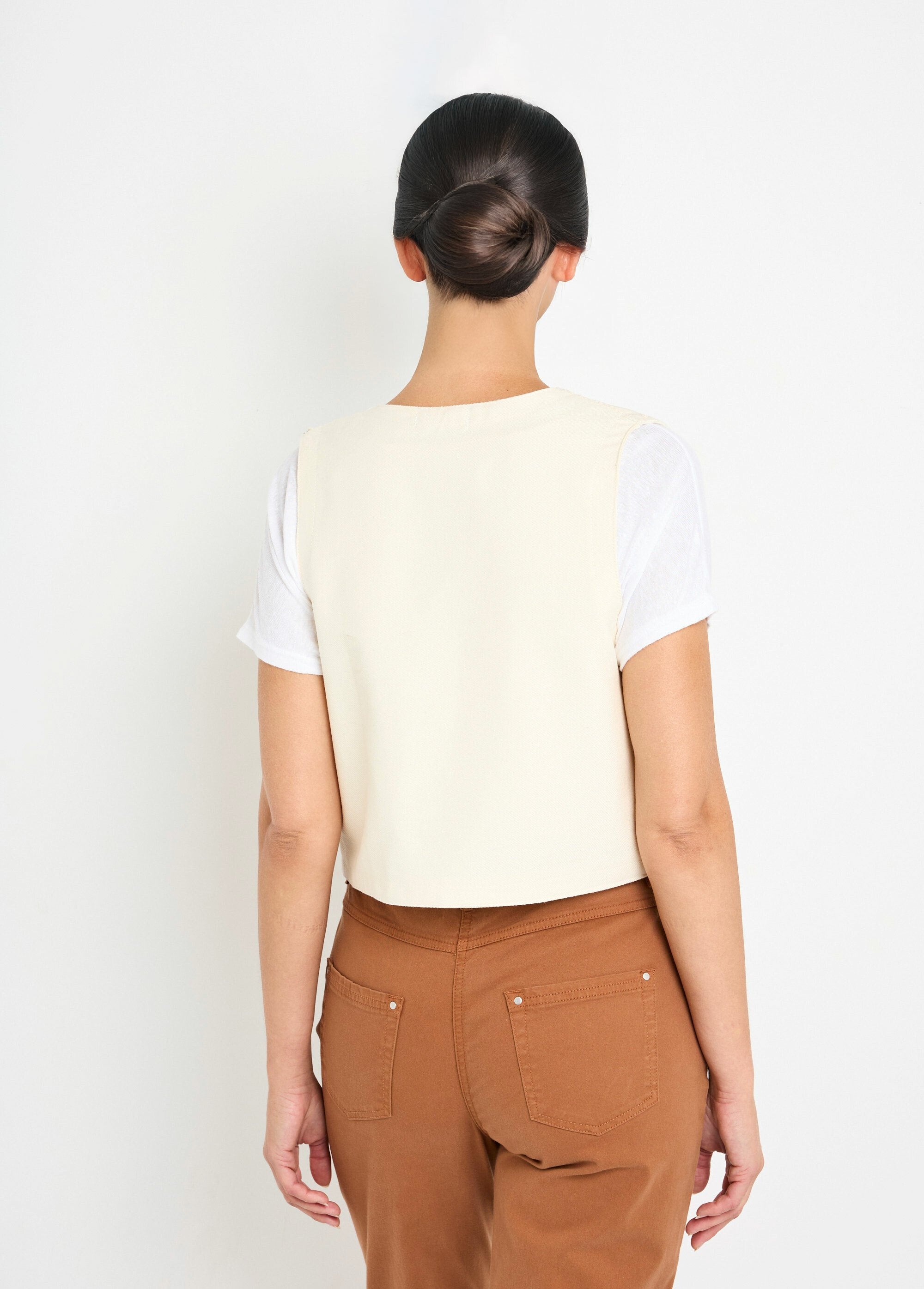 Mouwloos_vest_met_borduursel_en_parels_Ecru_DO1_slim