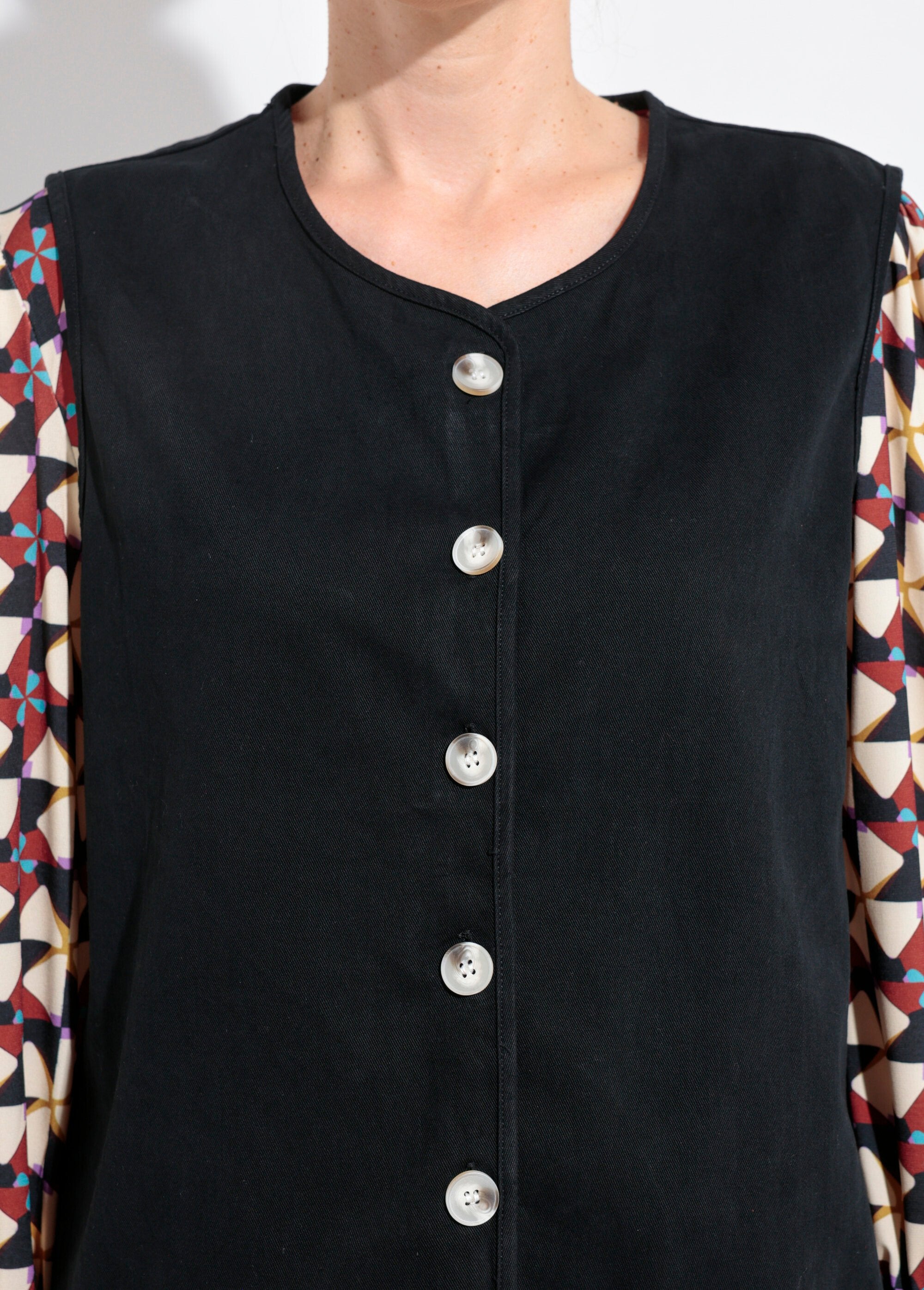 Mouwloos_vest_met_ronde_hals_in_keperstof_Noir_DE1_slim