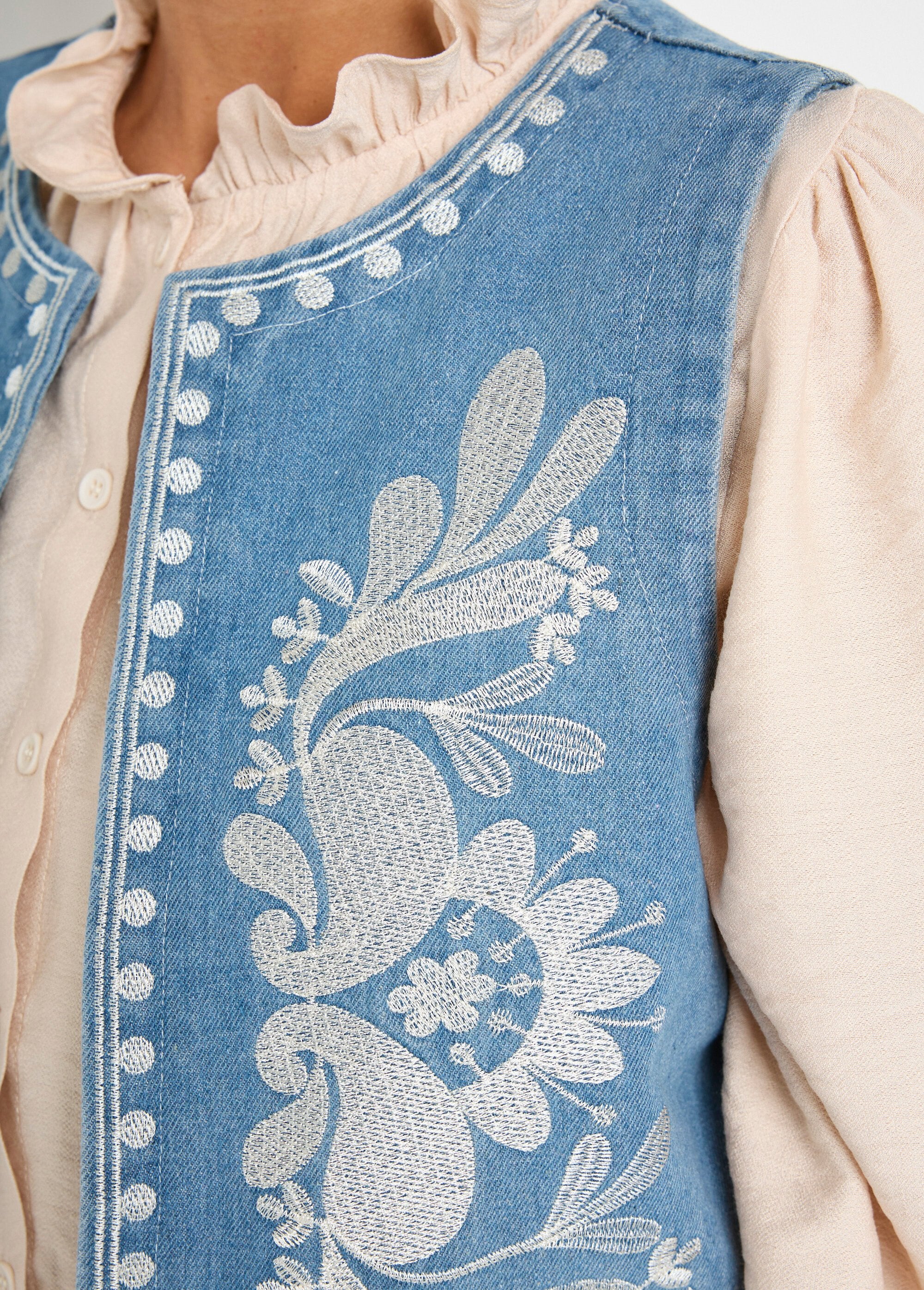 Gilet_sans_manches_en_denim_brodé_Bleu_jean_DE2_slim