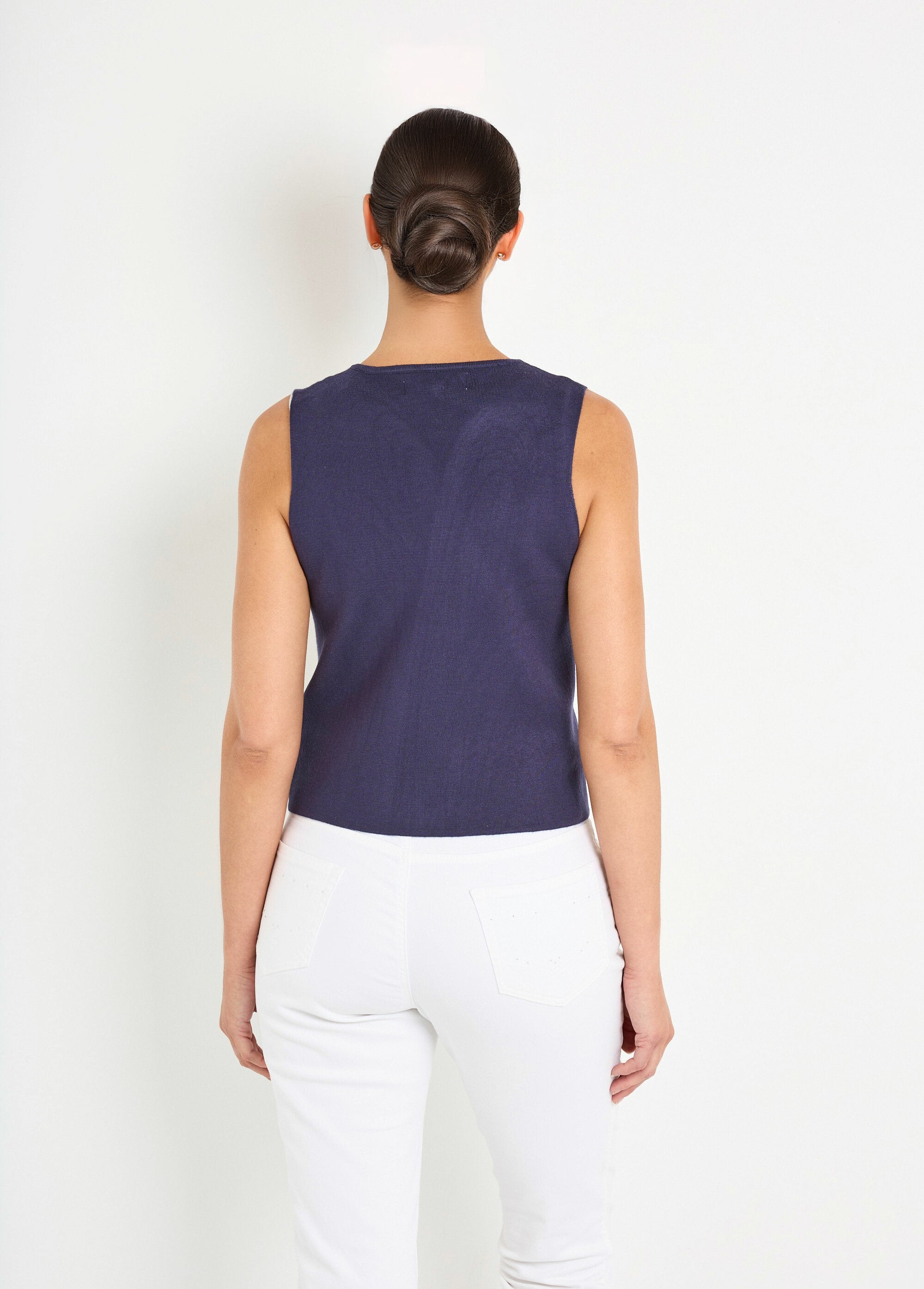 Mouwloos_gebreid_vest_met_borduursel_Marine_DO1_slim