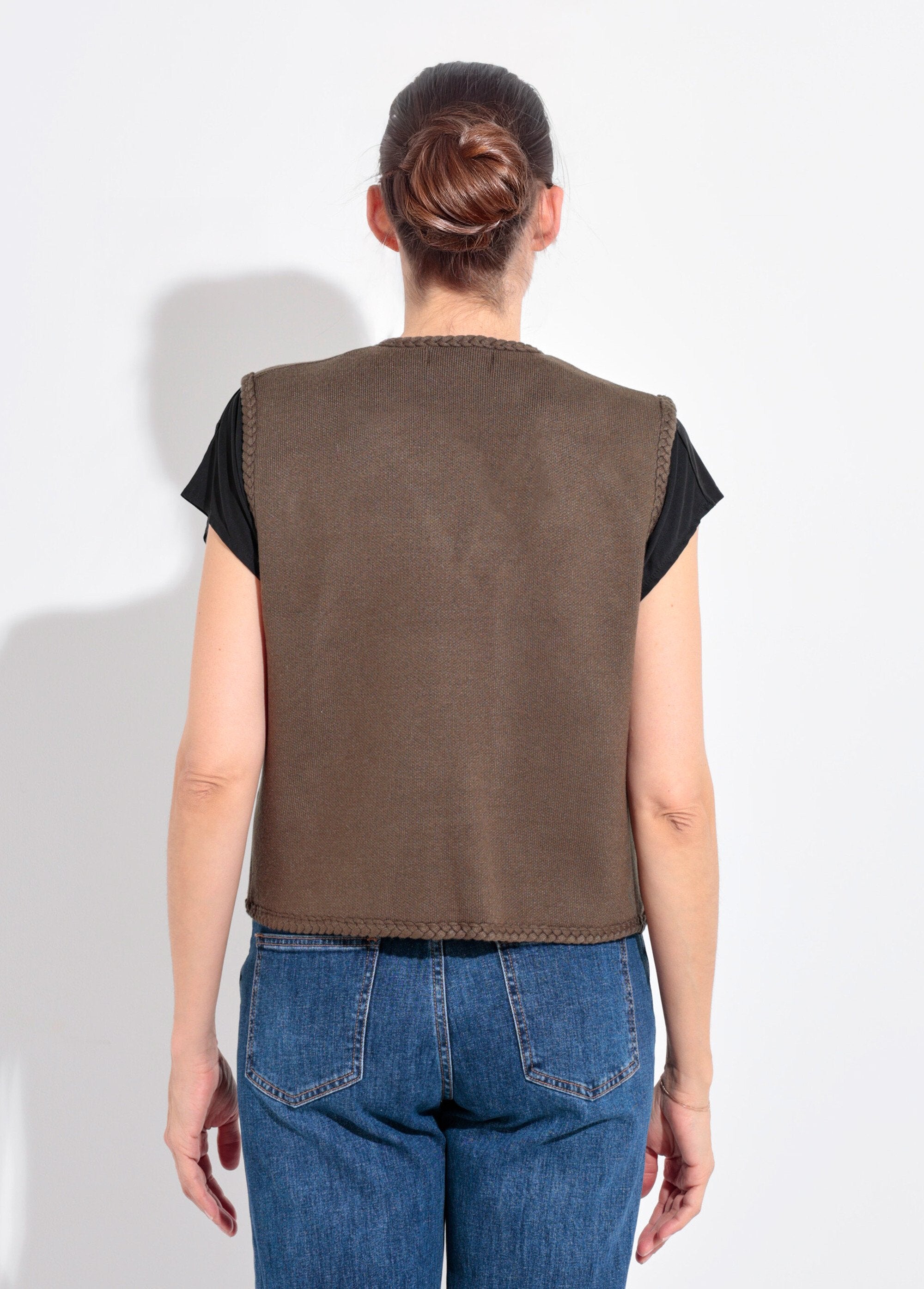 Dik_mouwloos_vest_met_gevlochten_details_Kaki_DO1_slim