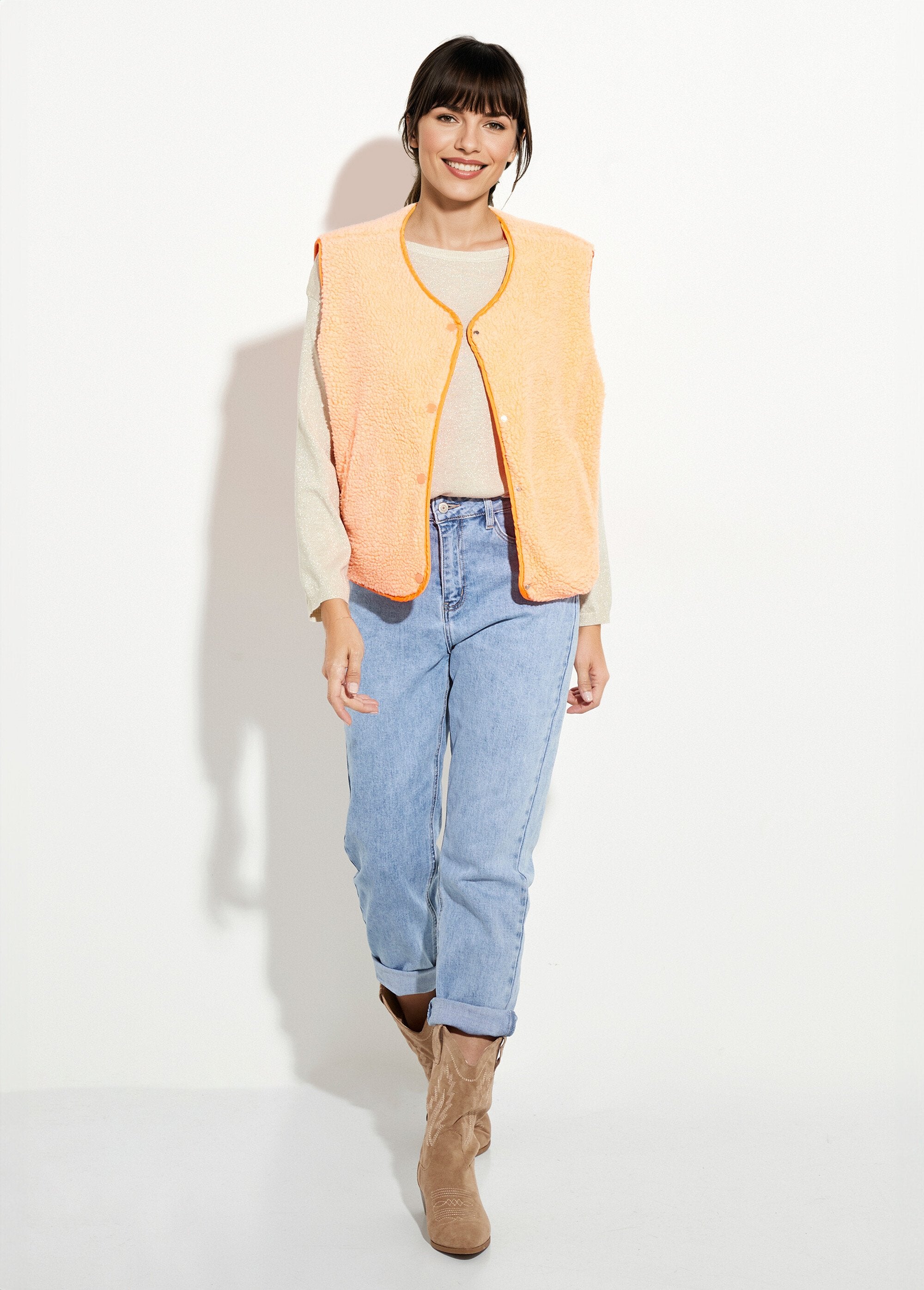 Mouwloos_vest_in_fluorescerend_imitatiebont_Orange_fluo_SF1_slim