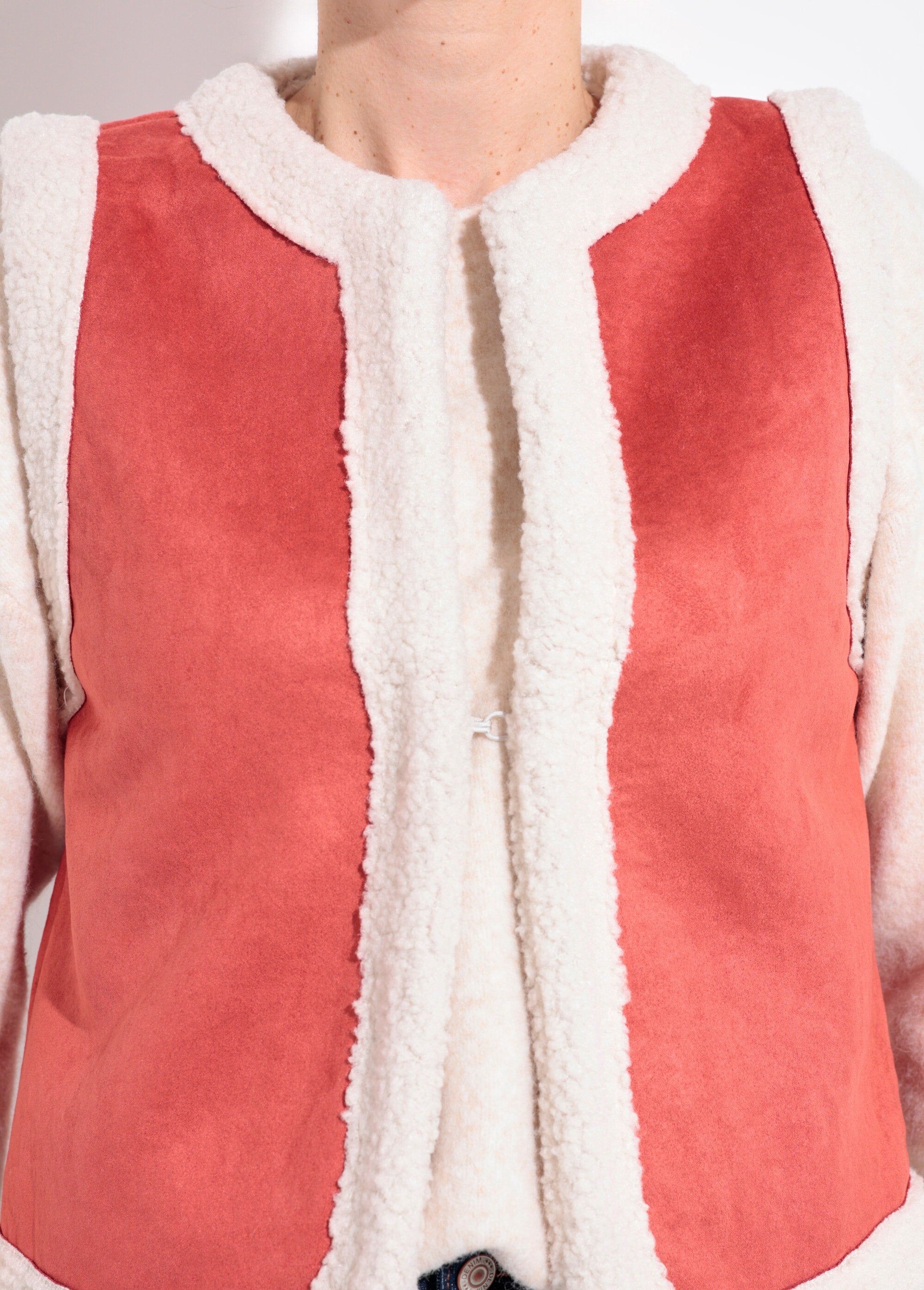 Mouwloos_vest_van_omgekeerd_lam_Brique_DE1_slim