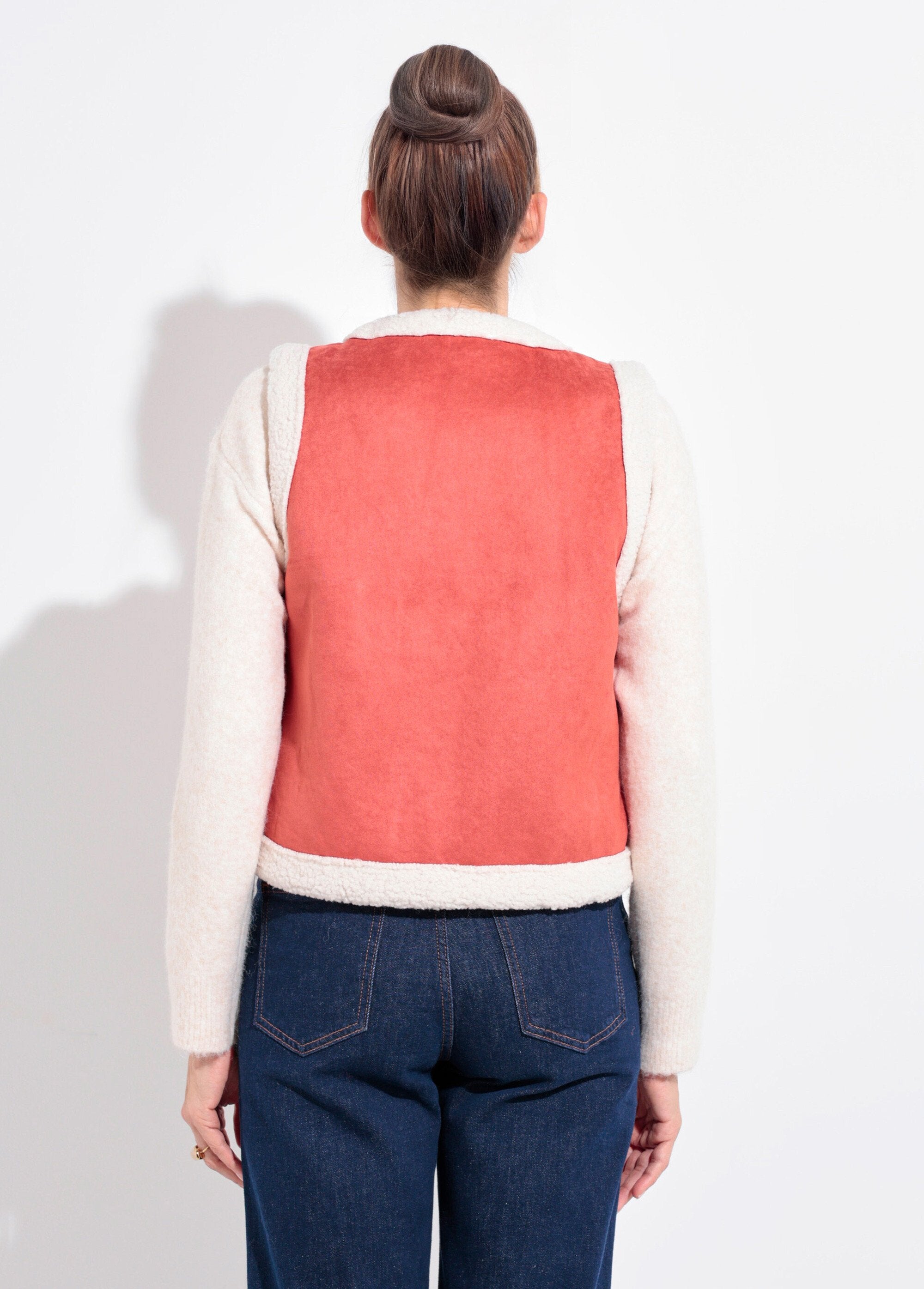 Mouwloos_vest_van_omgekeerd_lam_Brique_DO1_slim