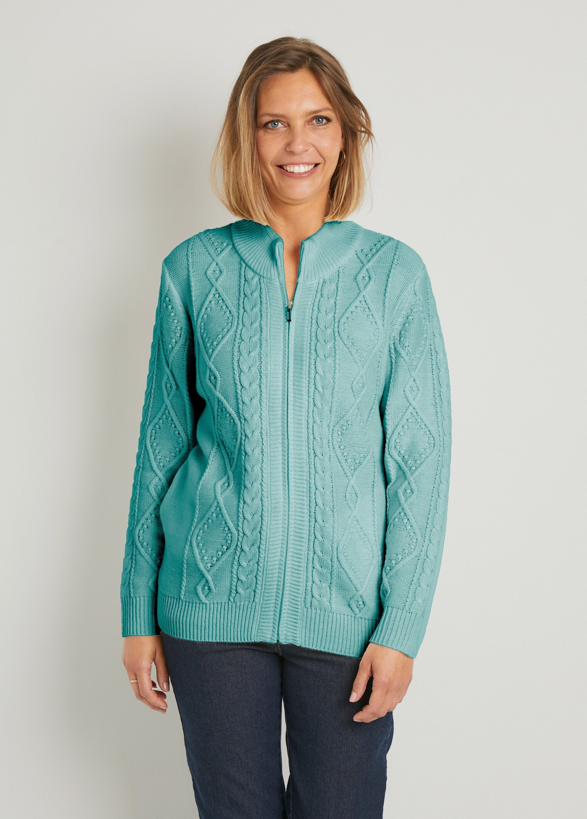 Warm_vest_met_rits_en_gekabelde_hoge_kraag_Groente_FA1_slim