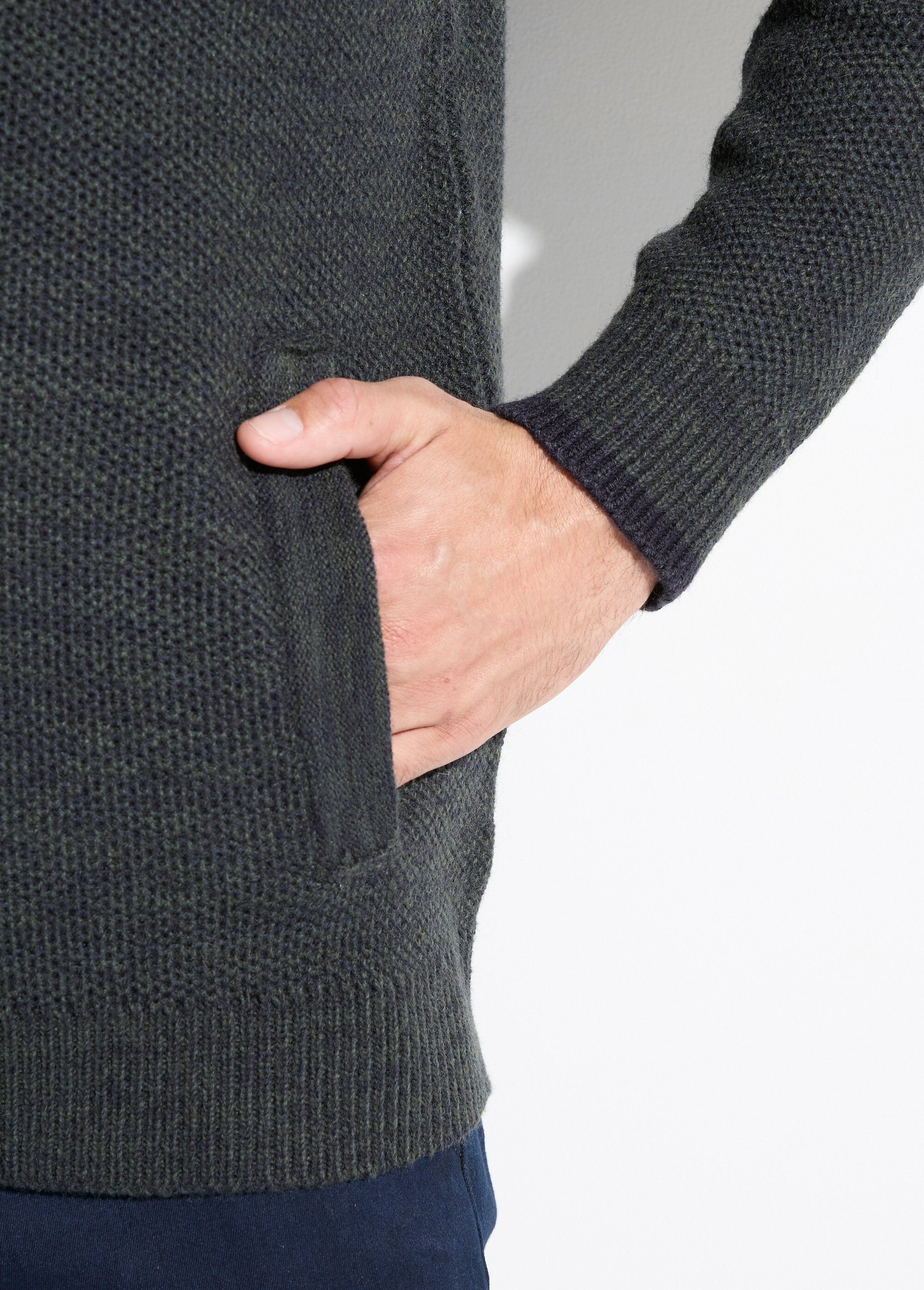 Vest_met_rits_en_opstaande_kraag_in_gevlekte_gebreide_wol_Vert_DE2_slim