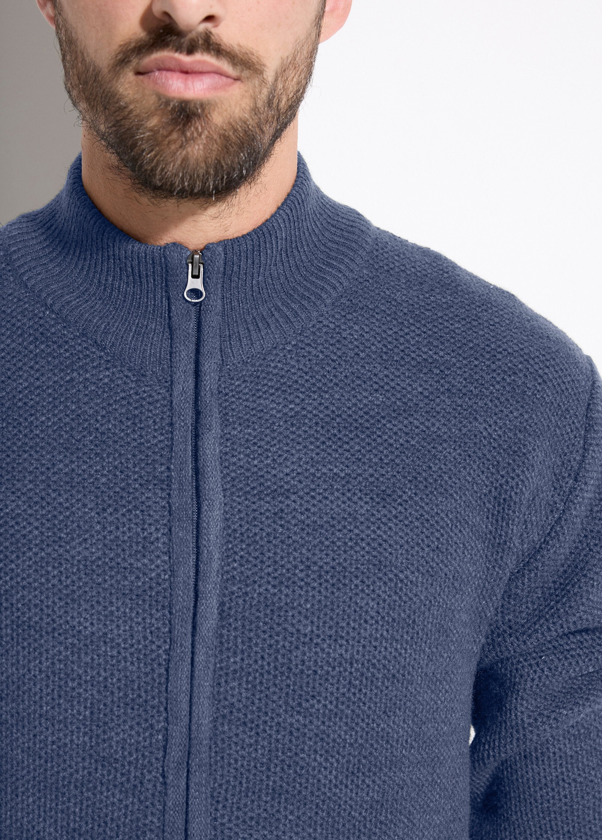 Vest_met_rits_en_opstaande_kraag_in_gevlekte_gebreide_wol_Bleu_DE1_slim